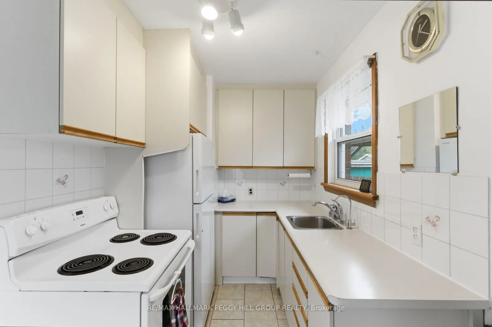 Photo 3 of 111 Elgin Street, Kawartha Lakes, Lindsay — HOMEH