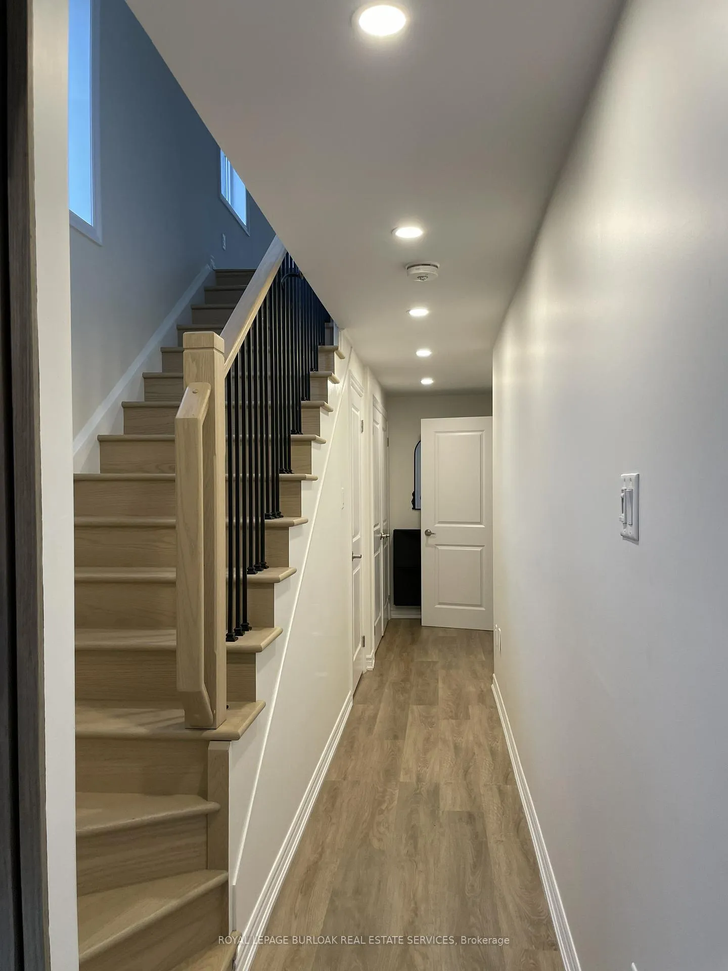 Photo 3 of 1373 Almonte Drive, Burlington, Tyandaga — HOMEH