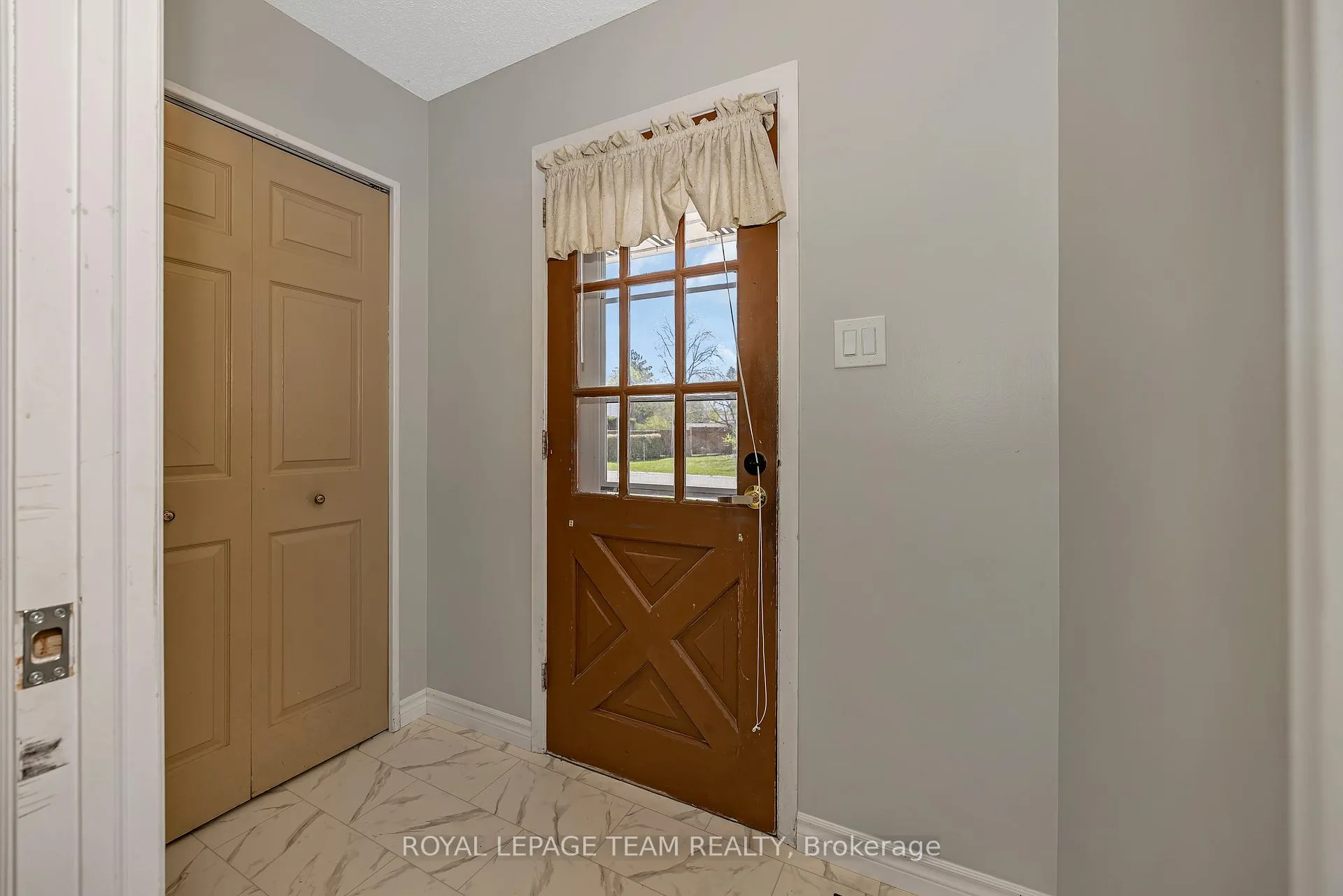 Photo 4 of 73 Southpark Drive, Ottawa, Blackburn Hamlet — HOMEH