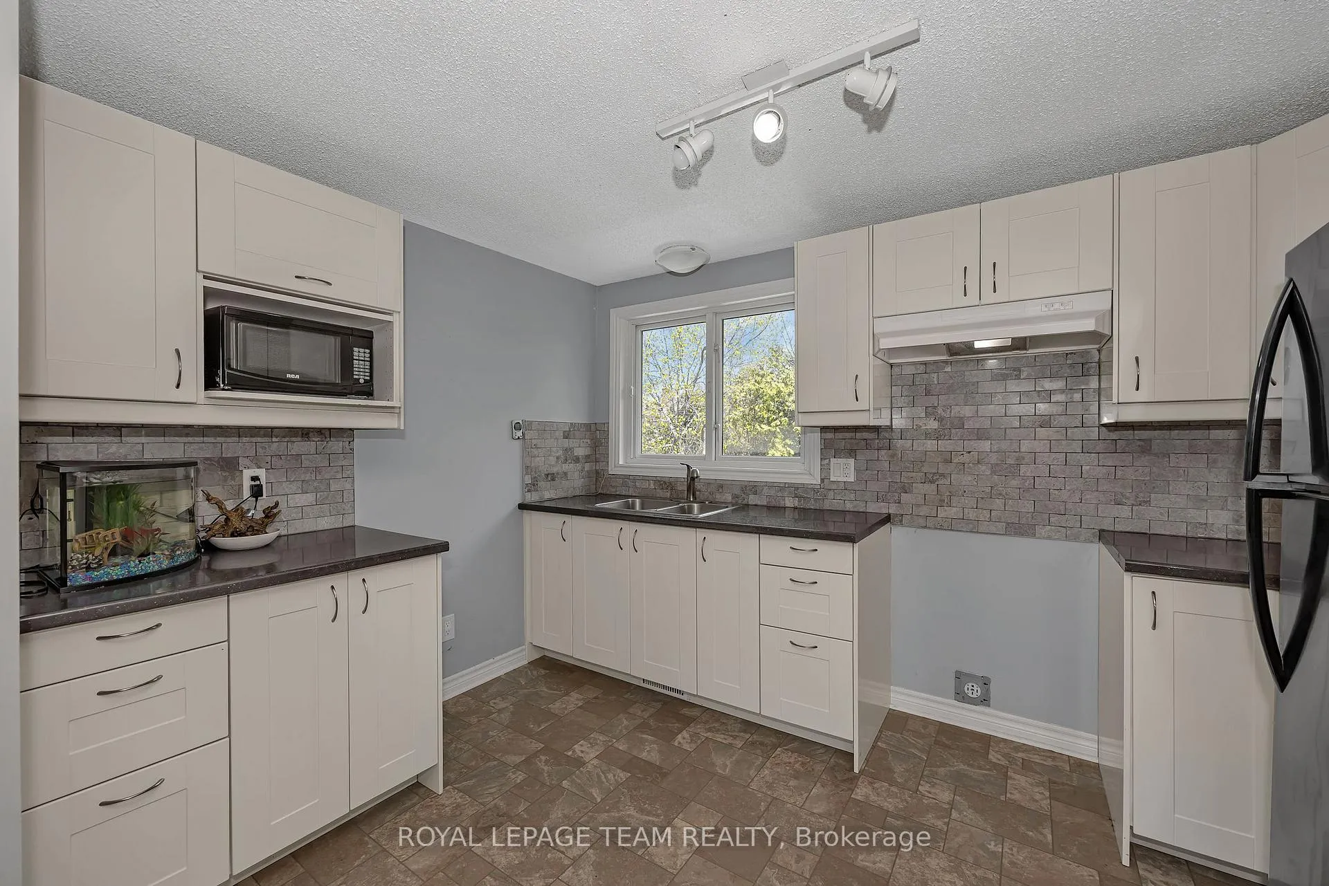 Photo 25 of 73 Southpark Drive, Ottawa, Blackburn Hamlet — HOMEH