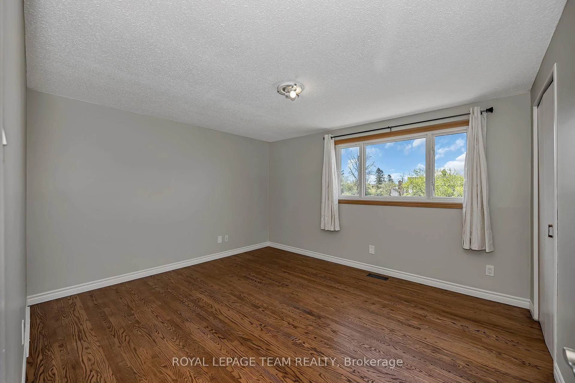Photo 33 of 73 Southpark Drive, Ottawa, Blackburn Hamlet — HOMEH