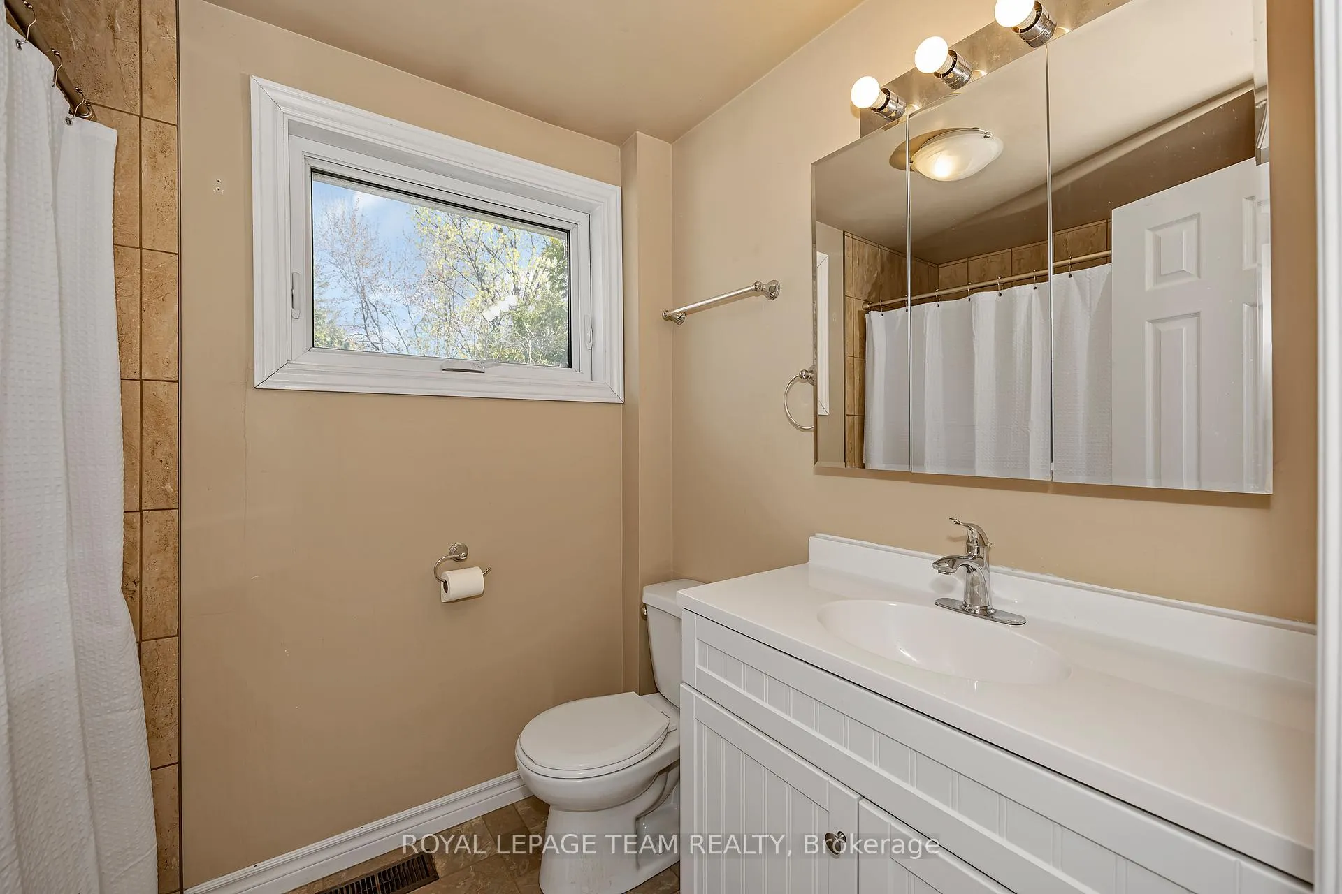 Photo 36 of 73 Southpark Drive, Ottawa, Blackburn Hamlet — HOMEH