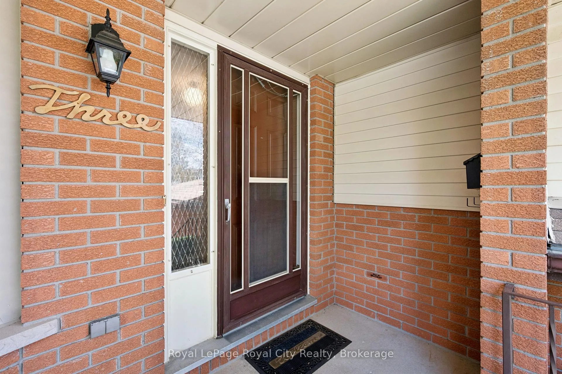 Photo 5 of 3 Cabot Court NE, Guelph, Kortright West — HOMEH