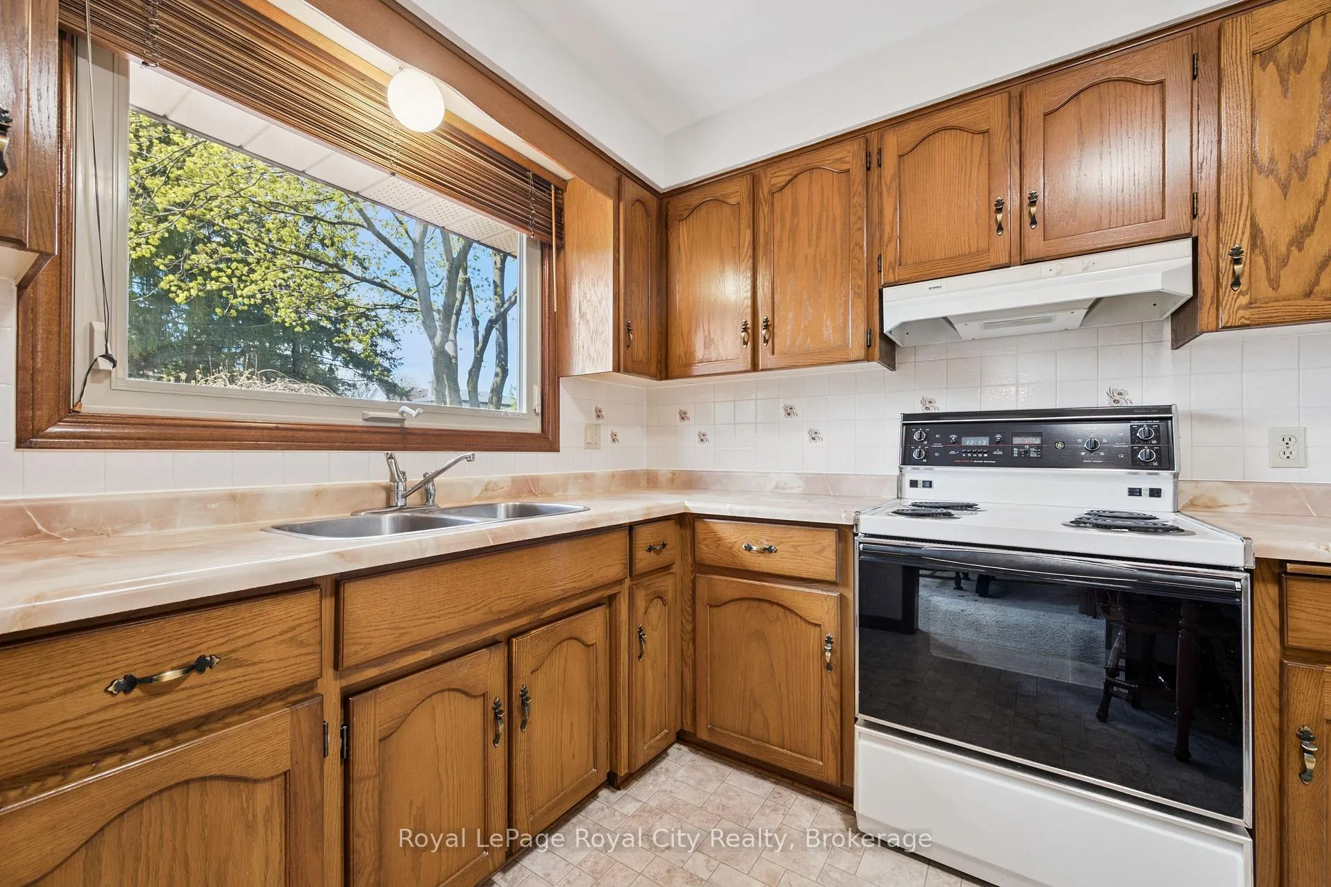 Photo 16 of 3 Cabot Court NE, Guelph, Kortright West — HOMEH