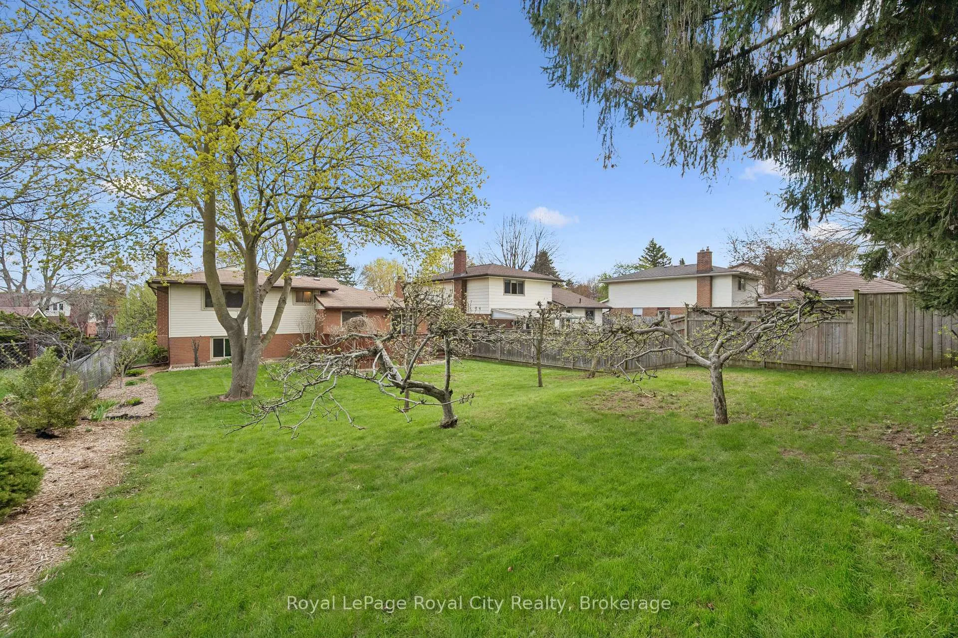Photo 35 of 3 Cabot Court NE, Guelph, Kortright West — HOMEH