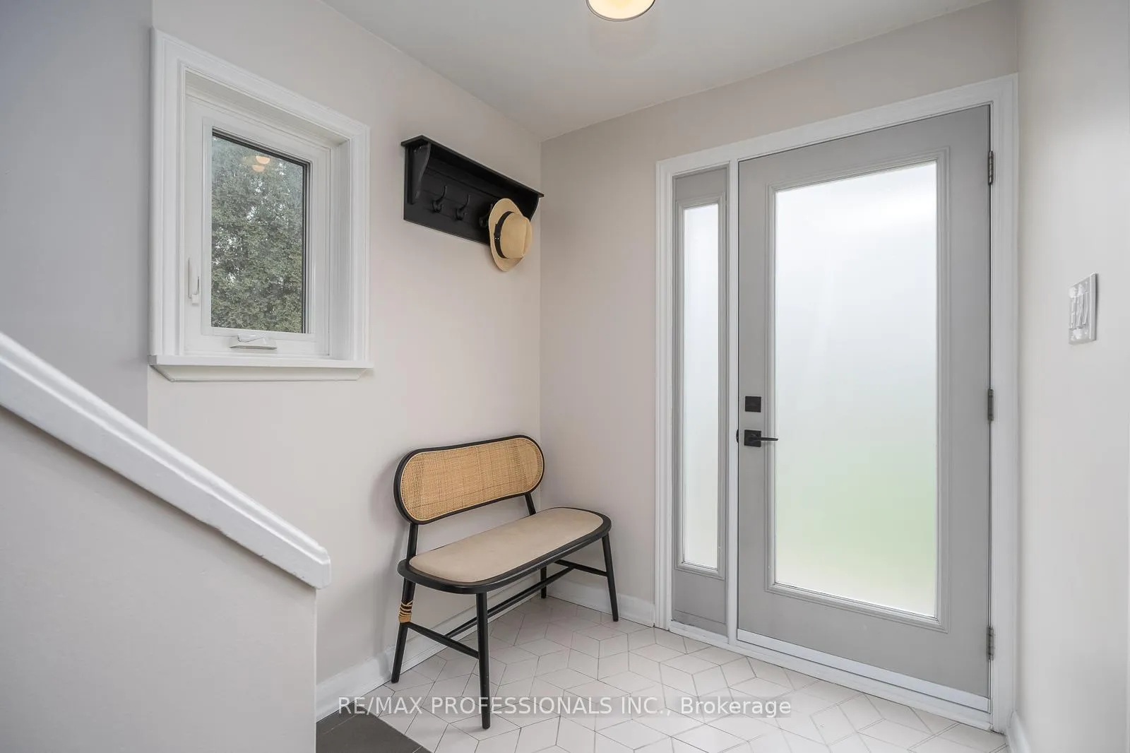 Photo 2 of 4 Edilou Drive, Etobicoke, Alderwood — HOMEH