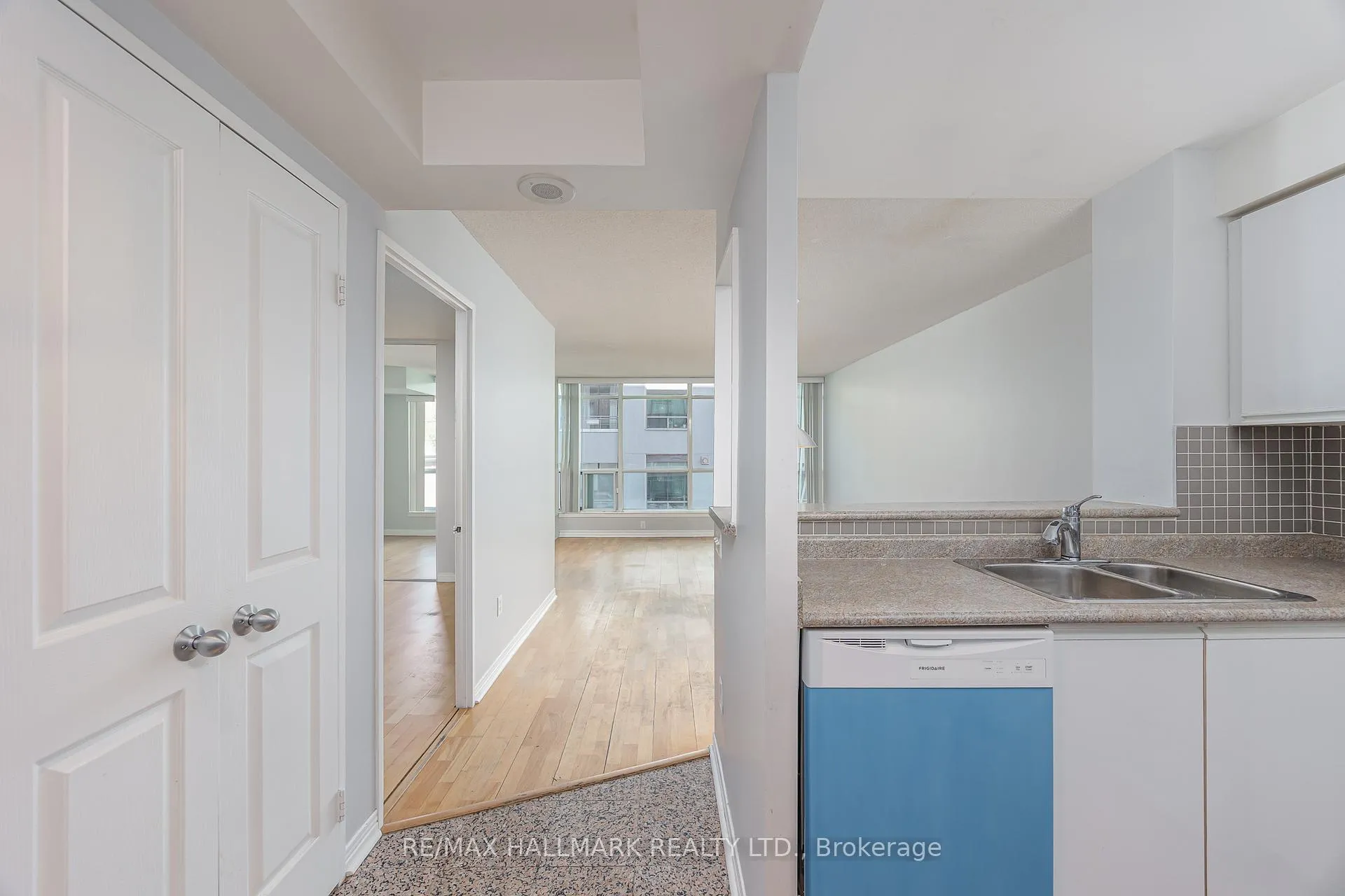 Photo 3 of Unit 506, 942 Yonge Street, Toronto, The Annex — HOMEH