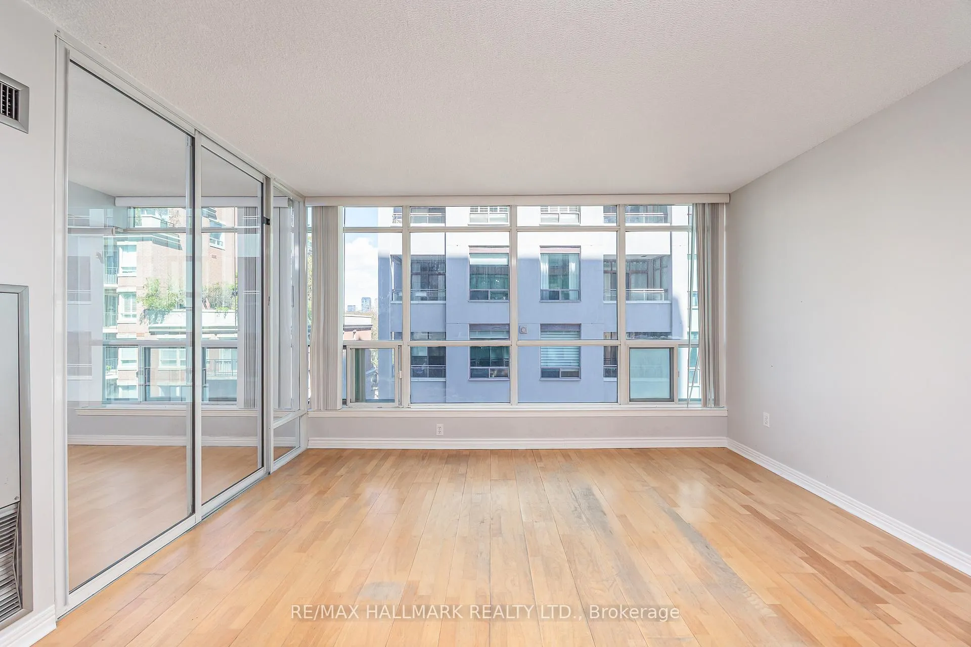 Photo 4 of Unit 506, 942 Yonge Street, Toronto, The Annex — HOMEH