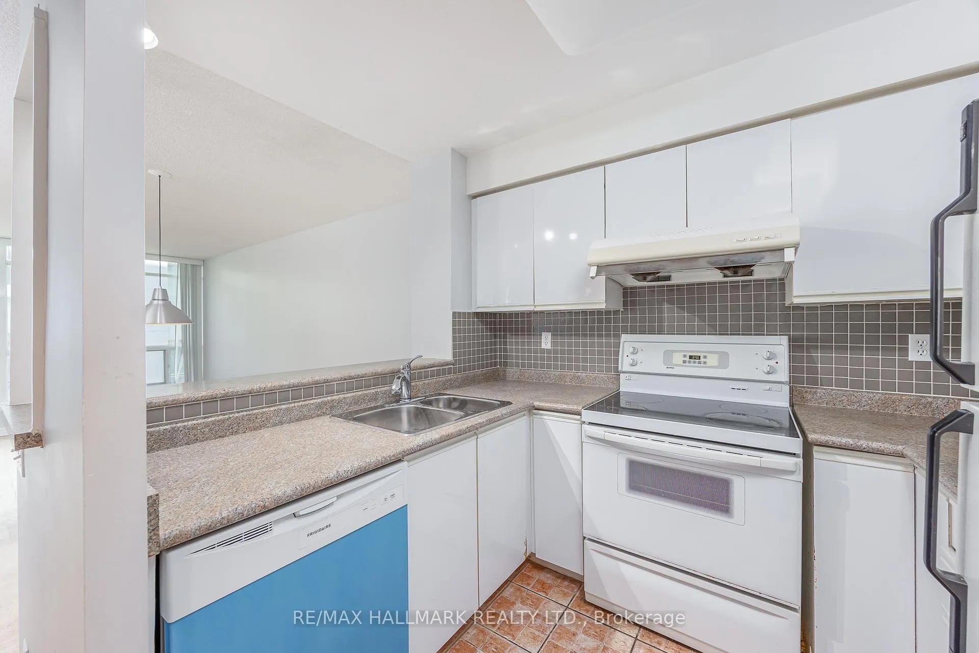 Photo 12 of Unit 506, 942 Yonge Street, Toronto, The Annex — HOMEH