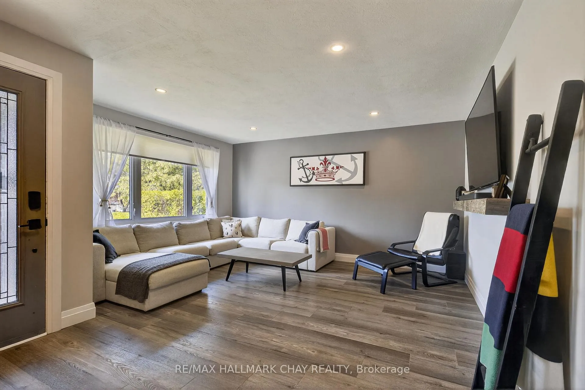Photo 3 of 64 Marion Crescent, Barrie, Wellington — HOMEH