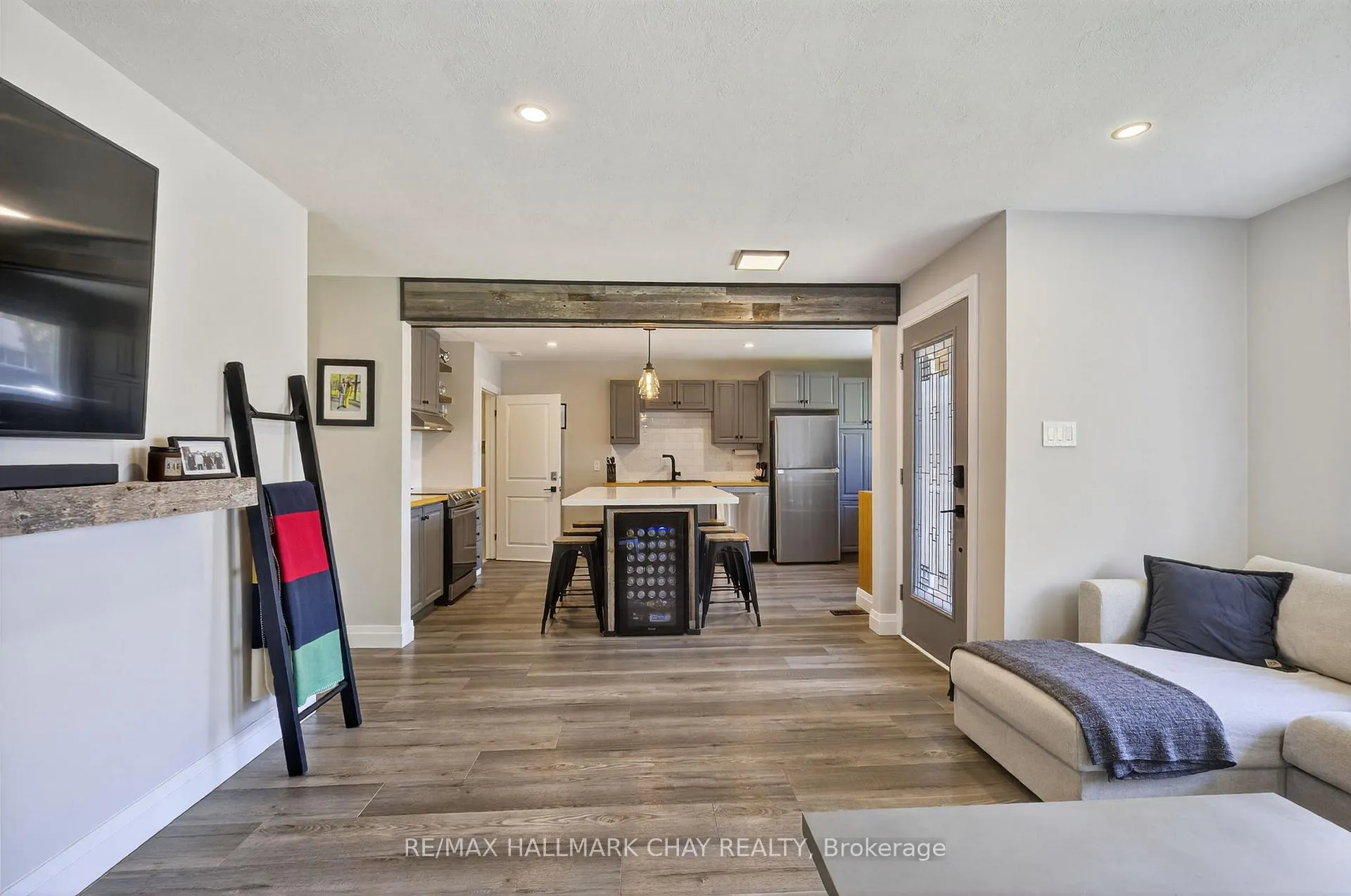 Photo 4 of 64 Marion Crescent, Barrie, Wellington — HOMEH