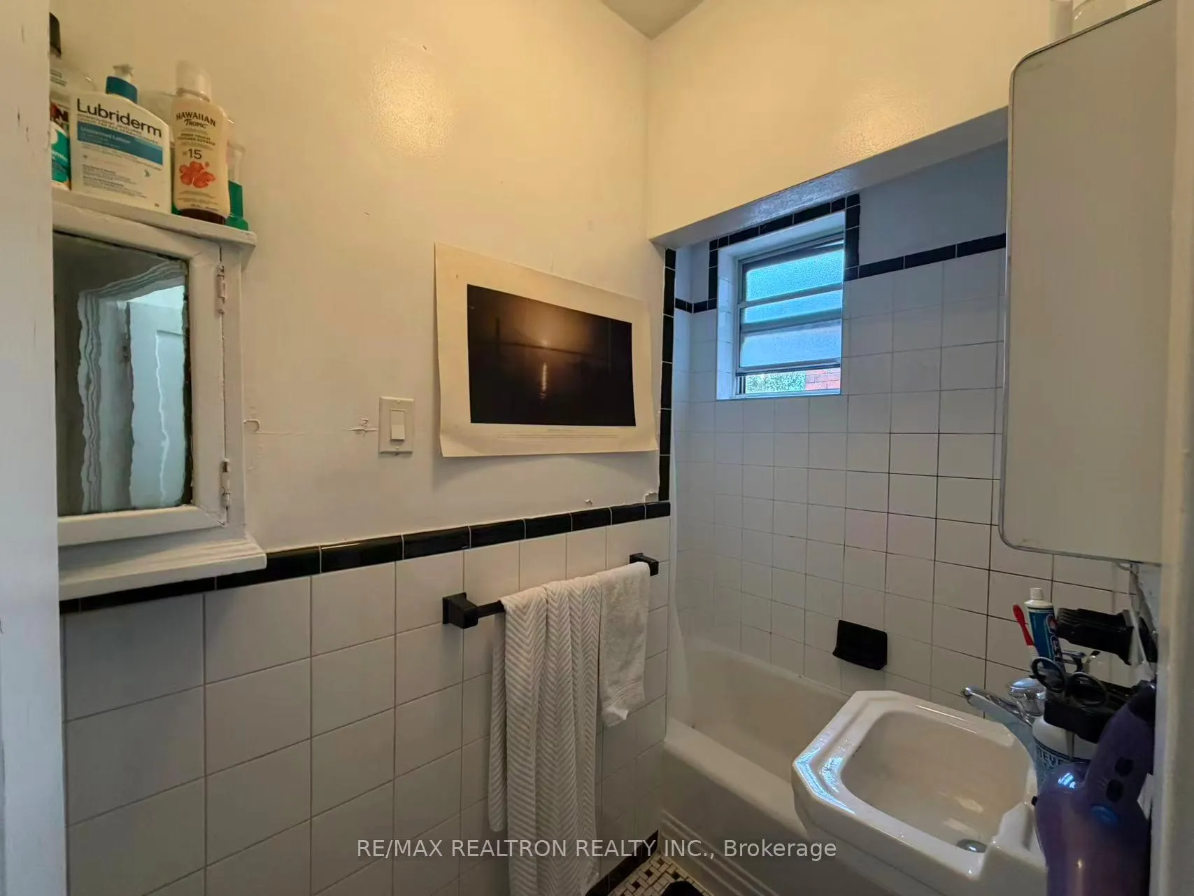 Photo 4 of Unit 4, 108 Admiral Road, Toronto, The Annex — HOMEH