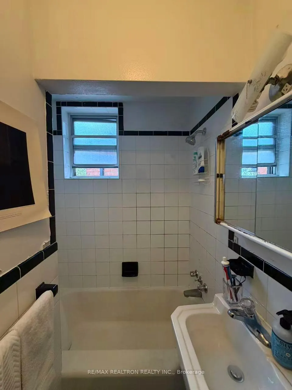 Photo 5 of Unit 4, 108 Admiral Road, Toronto, The Annex — HOMEH