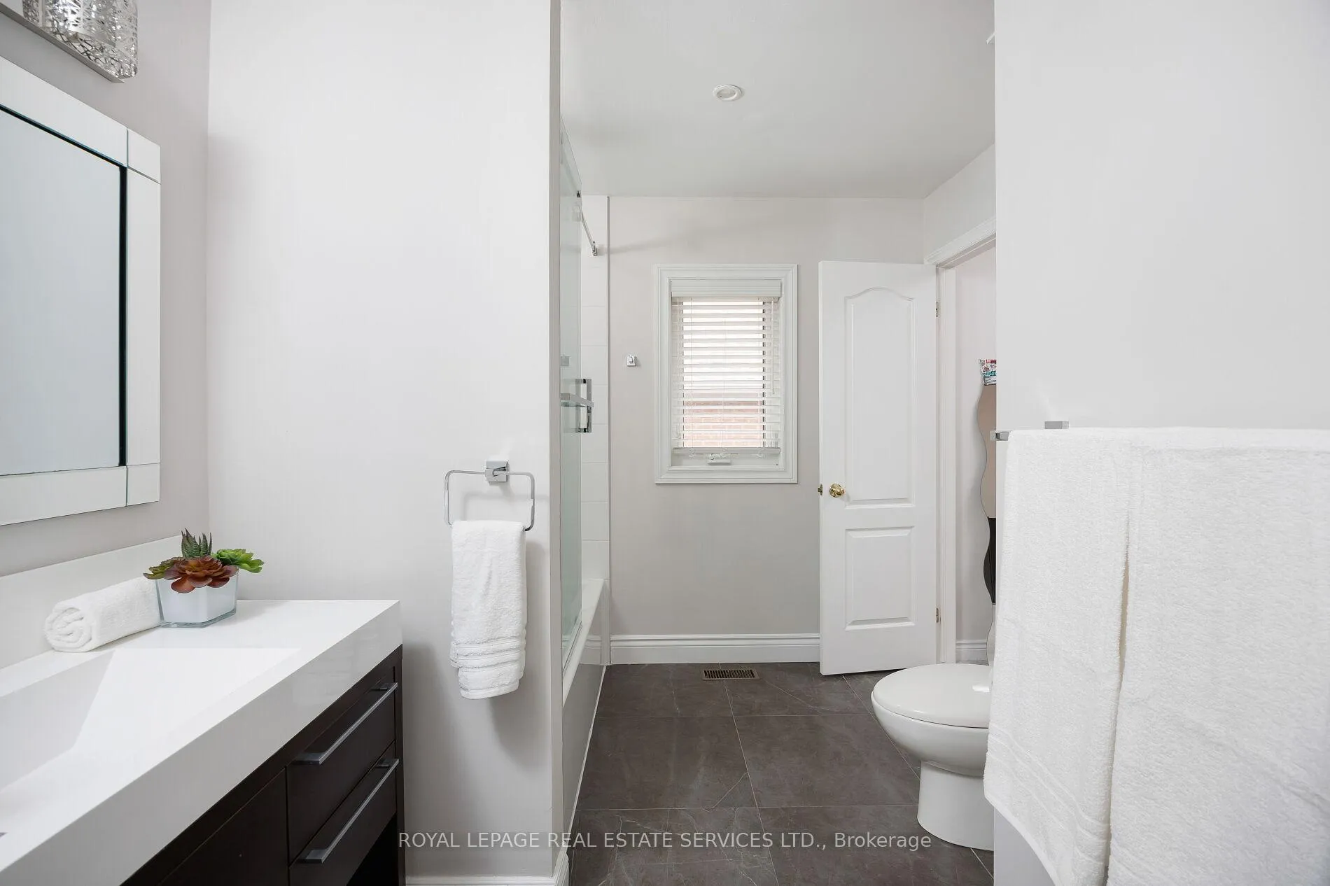 Photo 26 of 1061 Summit Ridge Drive, Oakville, West Oak Trails — HOMEH