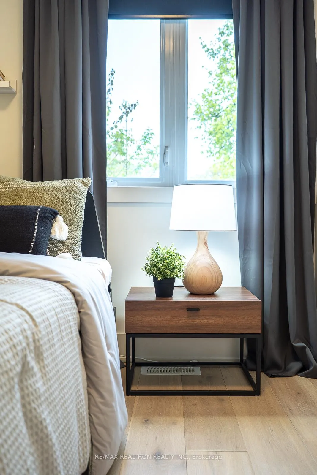 Photo 23 of 16 Peveril Hill N, Toronto, Humewood-Cedarvale — HOMEH