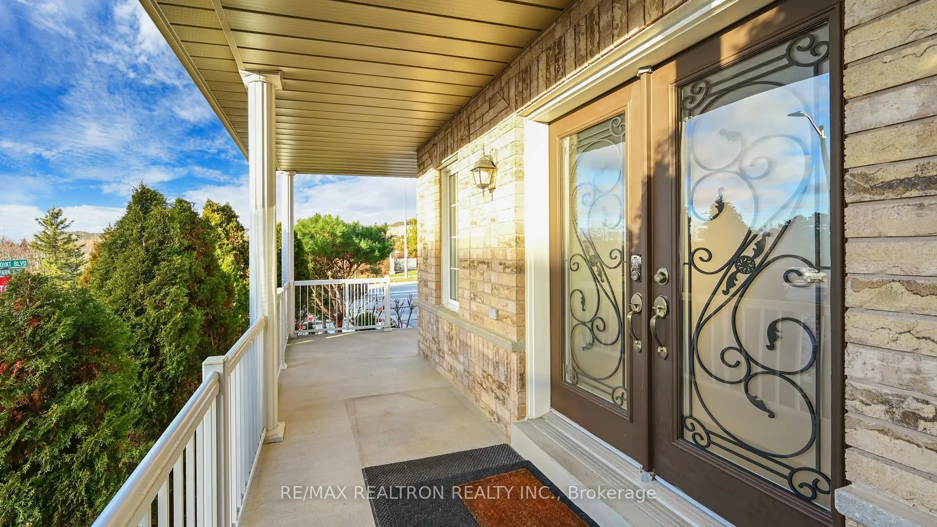 Photo 4 of 275 Peak Point Boulevard, Vaughan, Rural Vaughan — HOMEH
