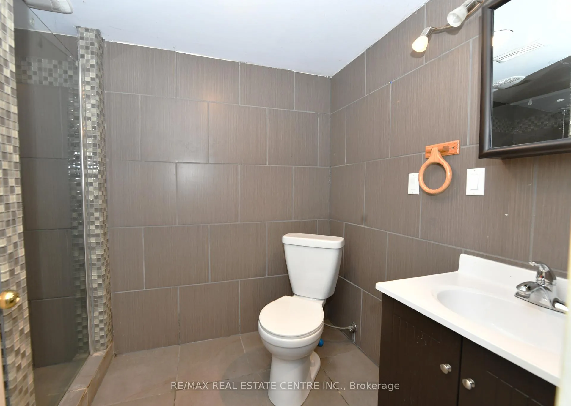 Photo 9 of 274 Wellington Street, St. Thomas — HOMEH
