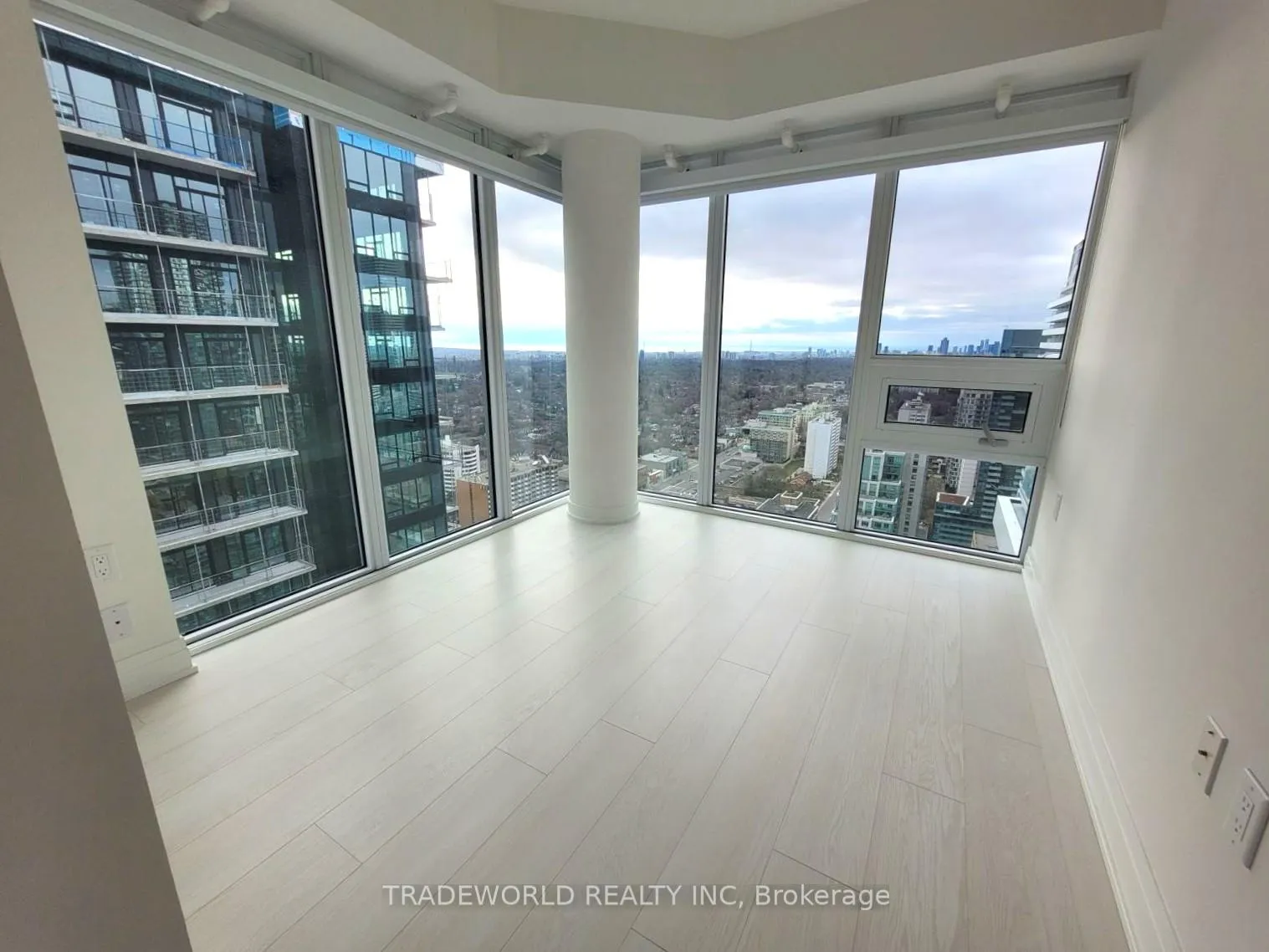 Photo 5 of Unit 3604, 195 Redpath Avenue, Toronto, Mount Pleasant West — HOMEH