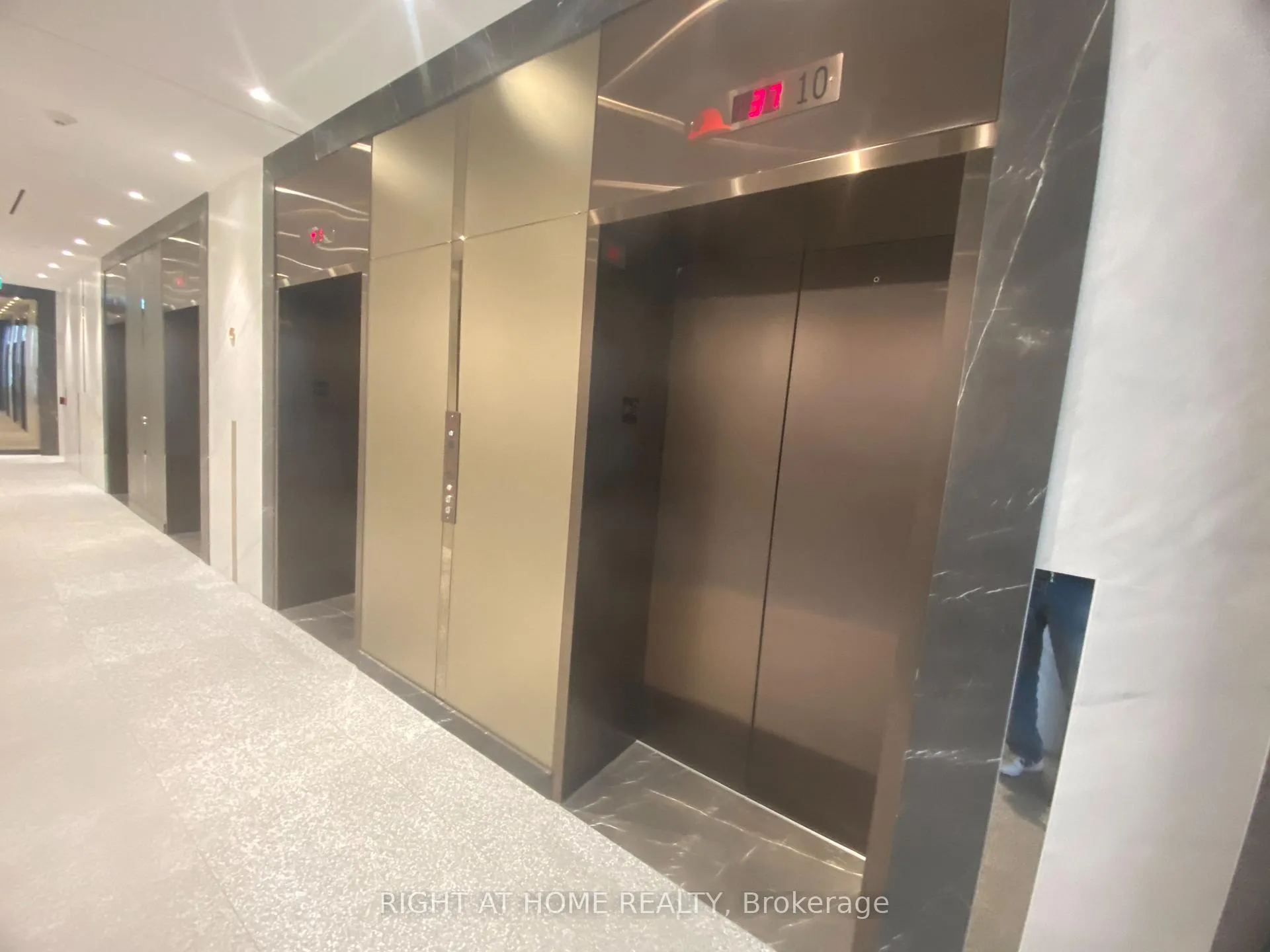 Photo 4 of Unit 2416, 585 Bloor Street E, Toronto, North St. James Town — HOMEH