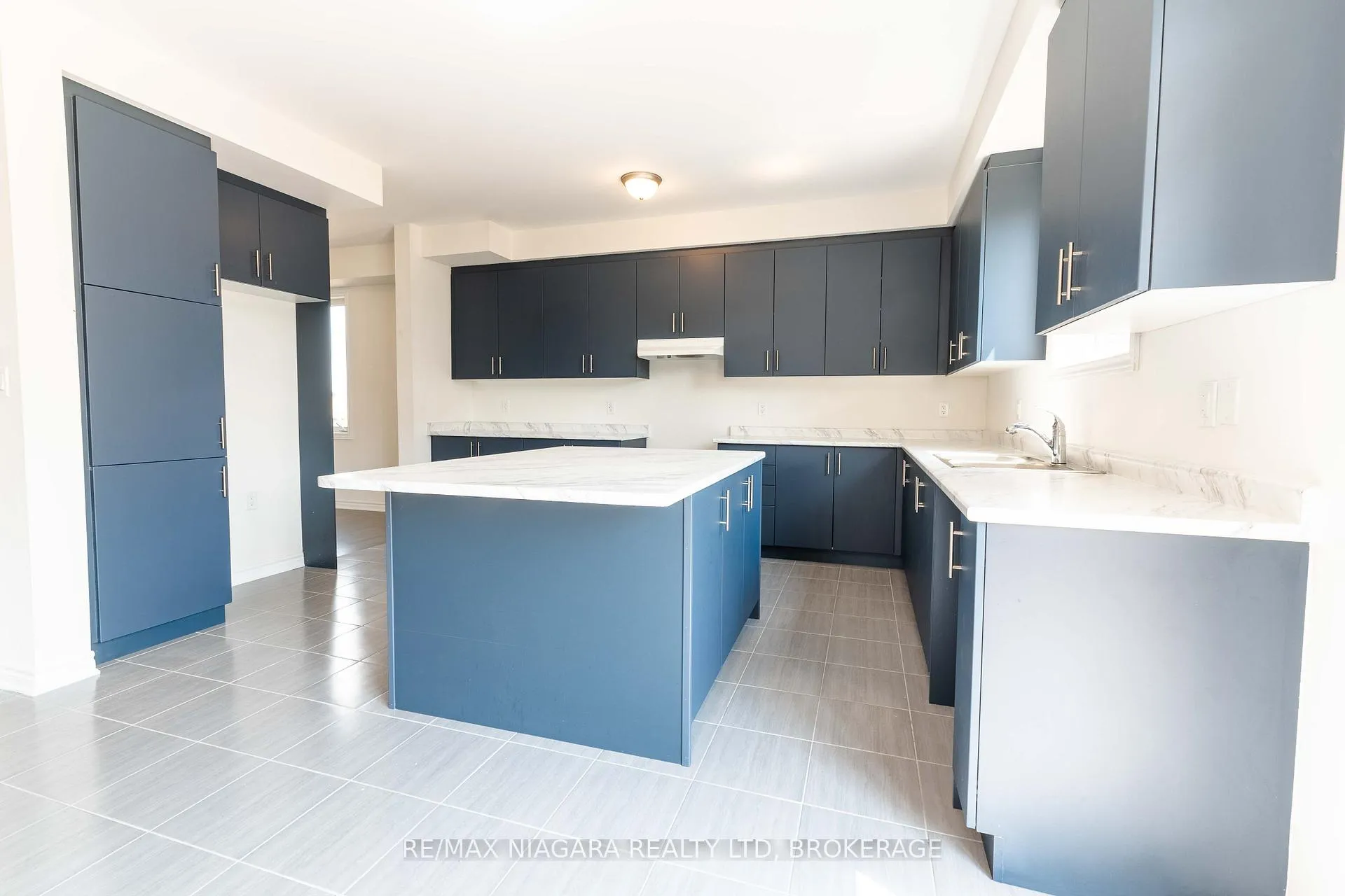 Photo 5 of 25 Oriole Crescent, Port Colborne, Main Street — HOMEH