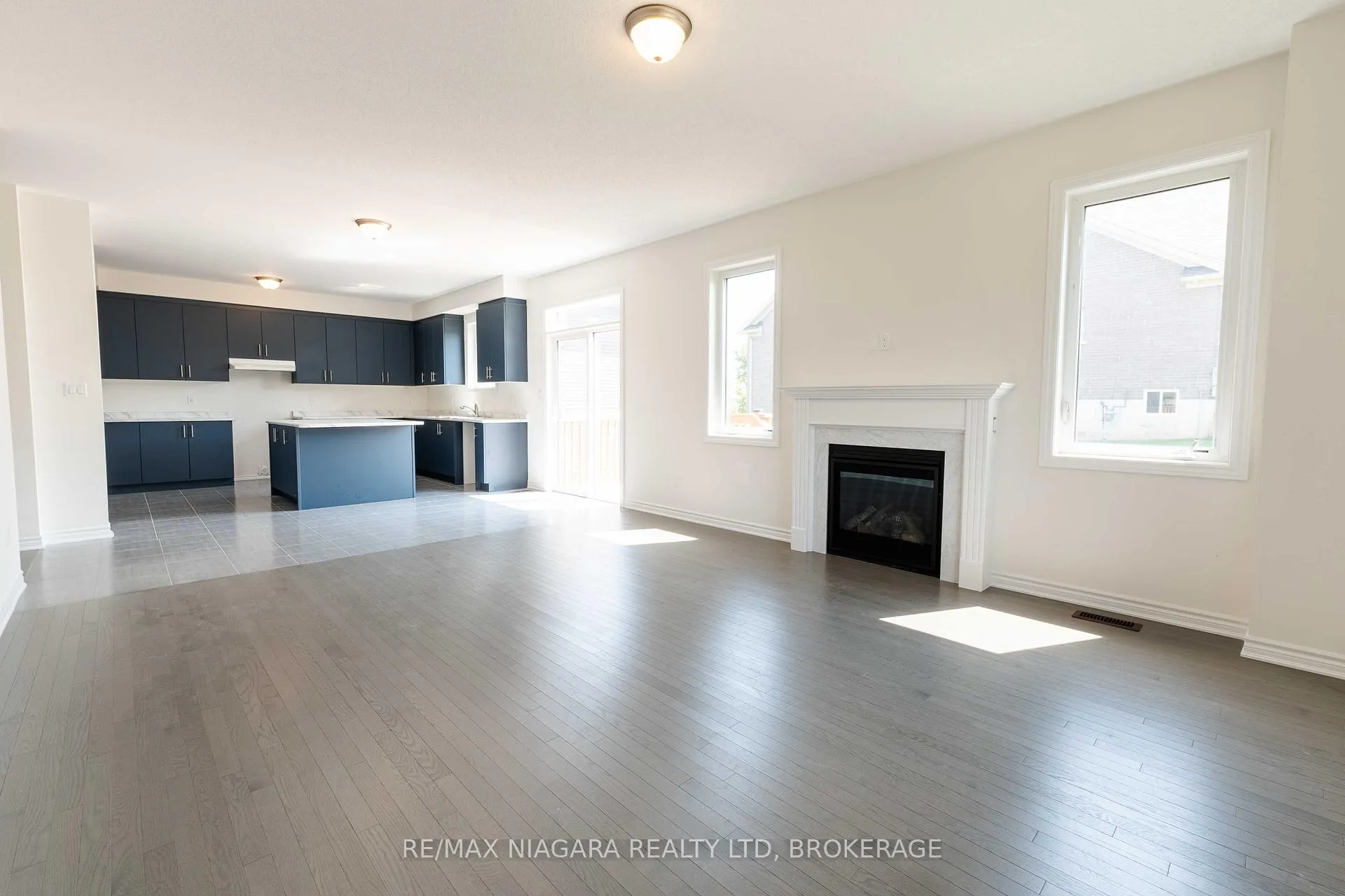 Photo 10 of 25 Oriole Crescent, Port Colborne, Main Street — HOMEH