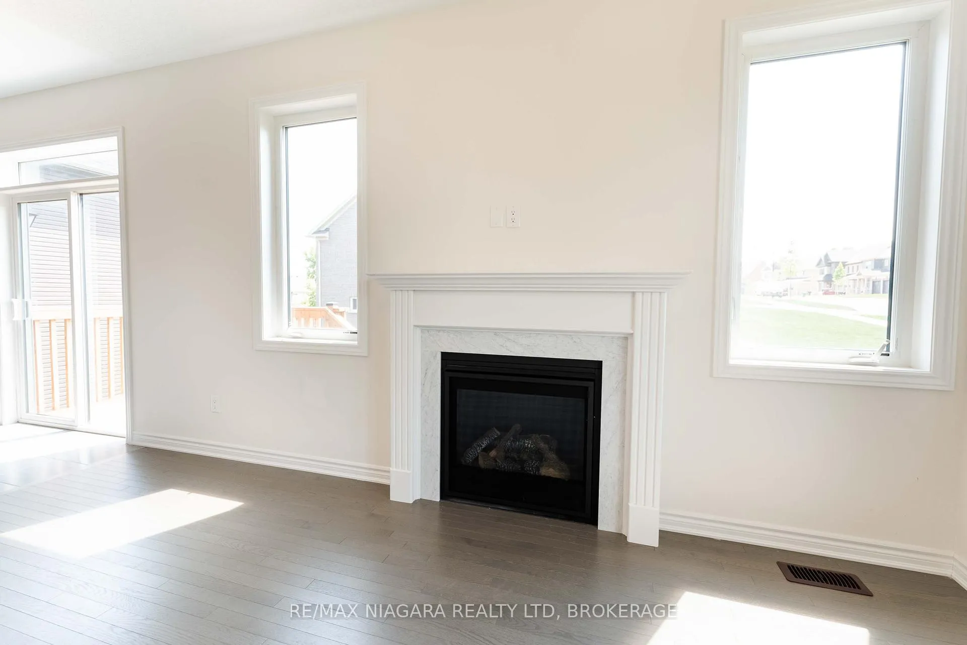 Photo 11 of 25 Oriole Crescent, Port Colborne, Main Street — HOMEH