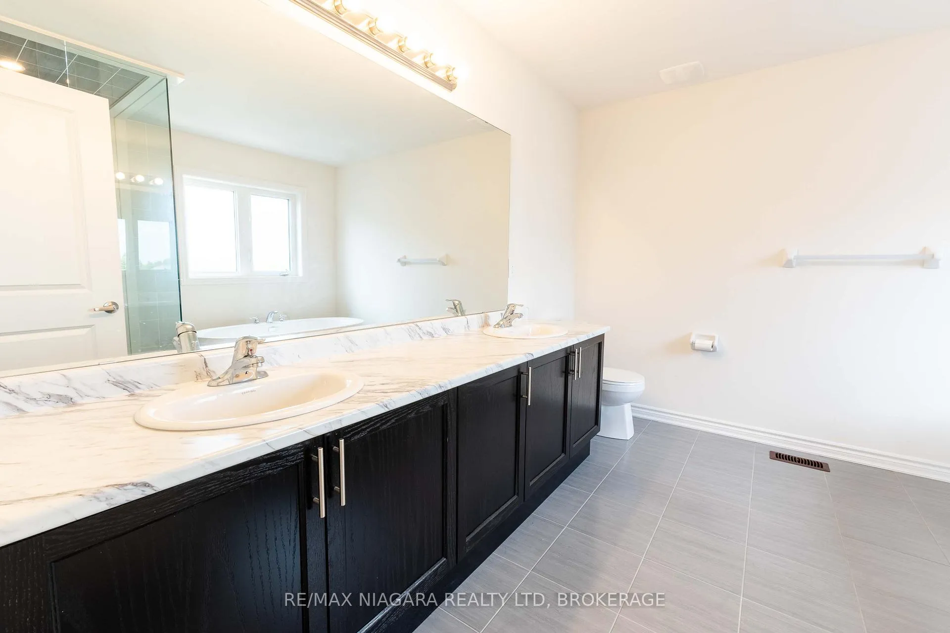 Photo 16 of 25 Oriole Crescent, Port Colborne, Main Street — HOMEH
