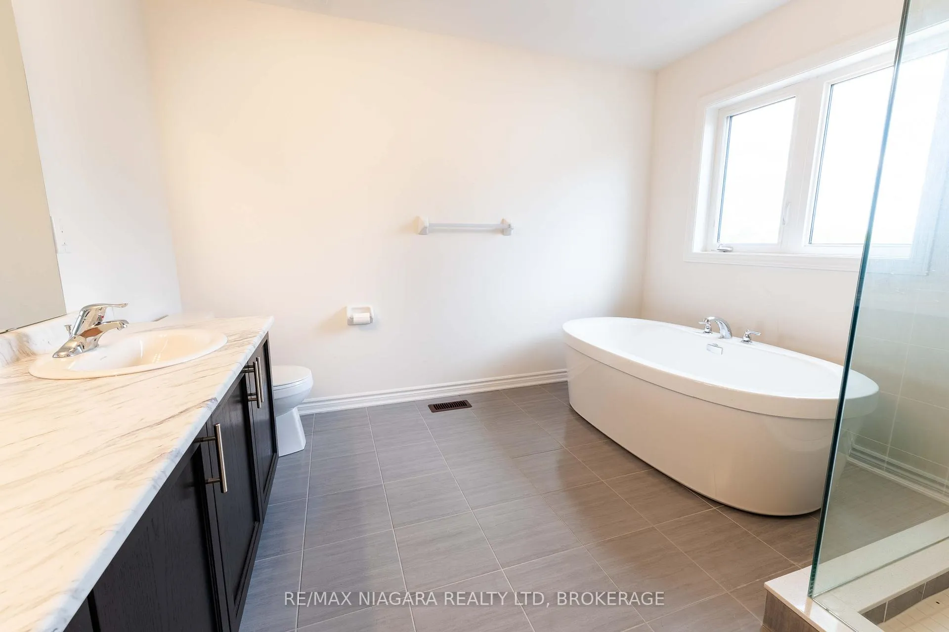 Photo 17 of 25 Oriole Crescent, Port Colborne, Main Street — HOMEH