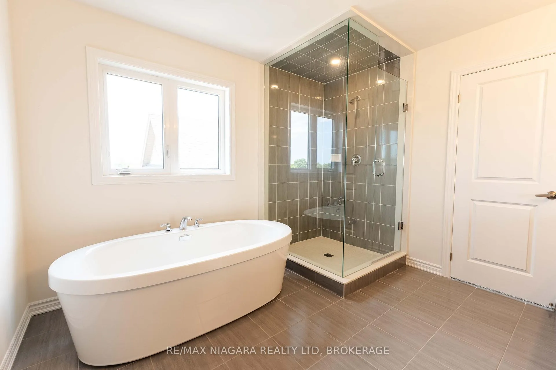 Photo 18 of 25 Oriole Crescent, Port Colborne, Main Street — HOMEH