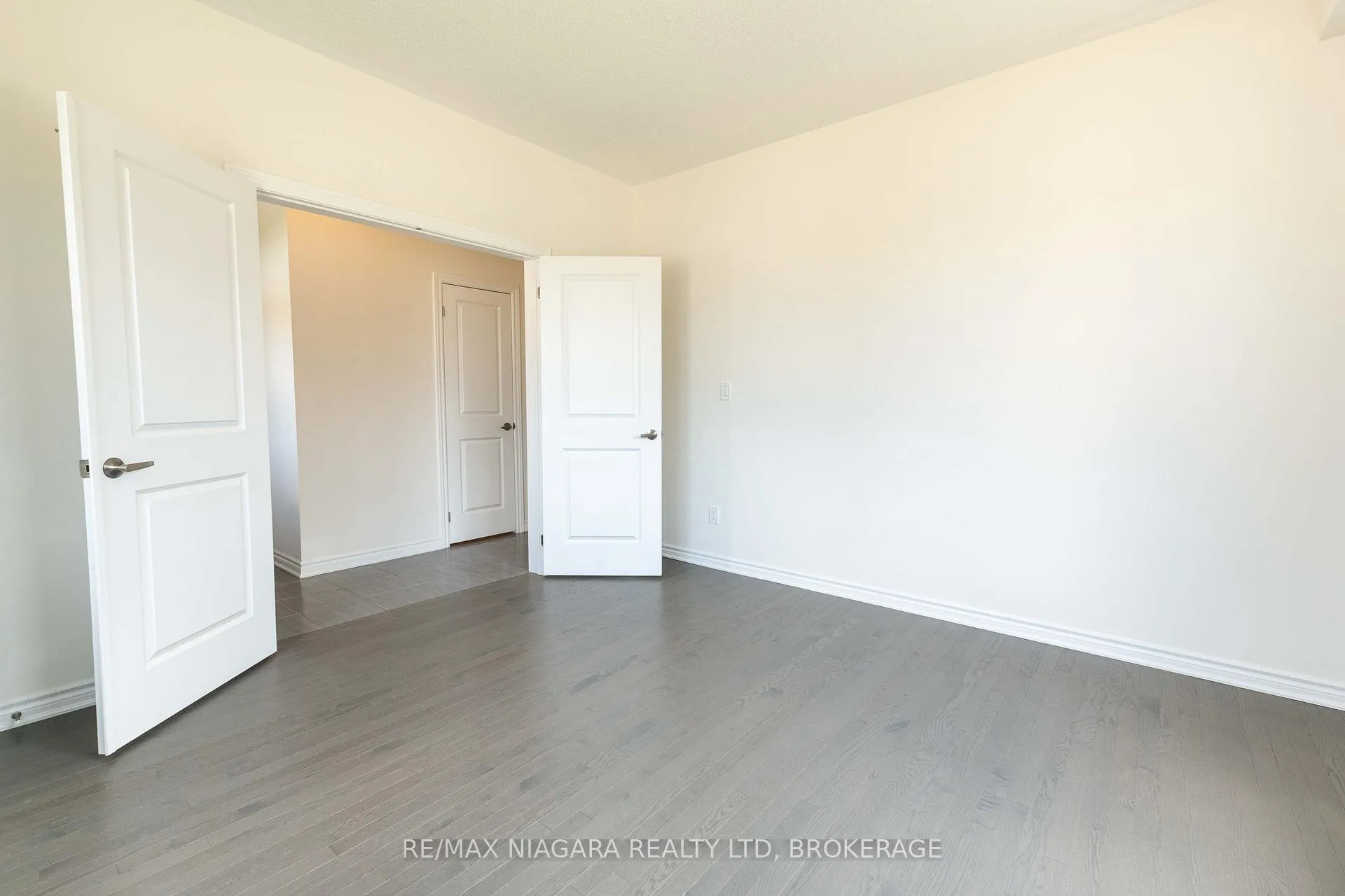 Photo 41 of 25 Oriole Crescent, Port Colborne, Main Street — HOMEH