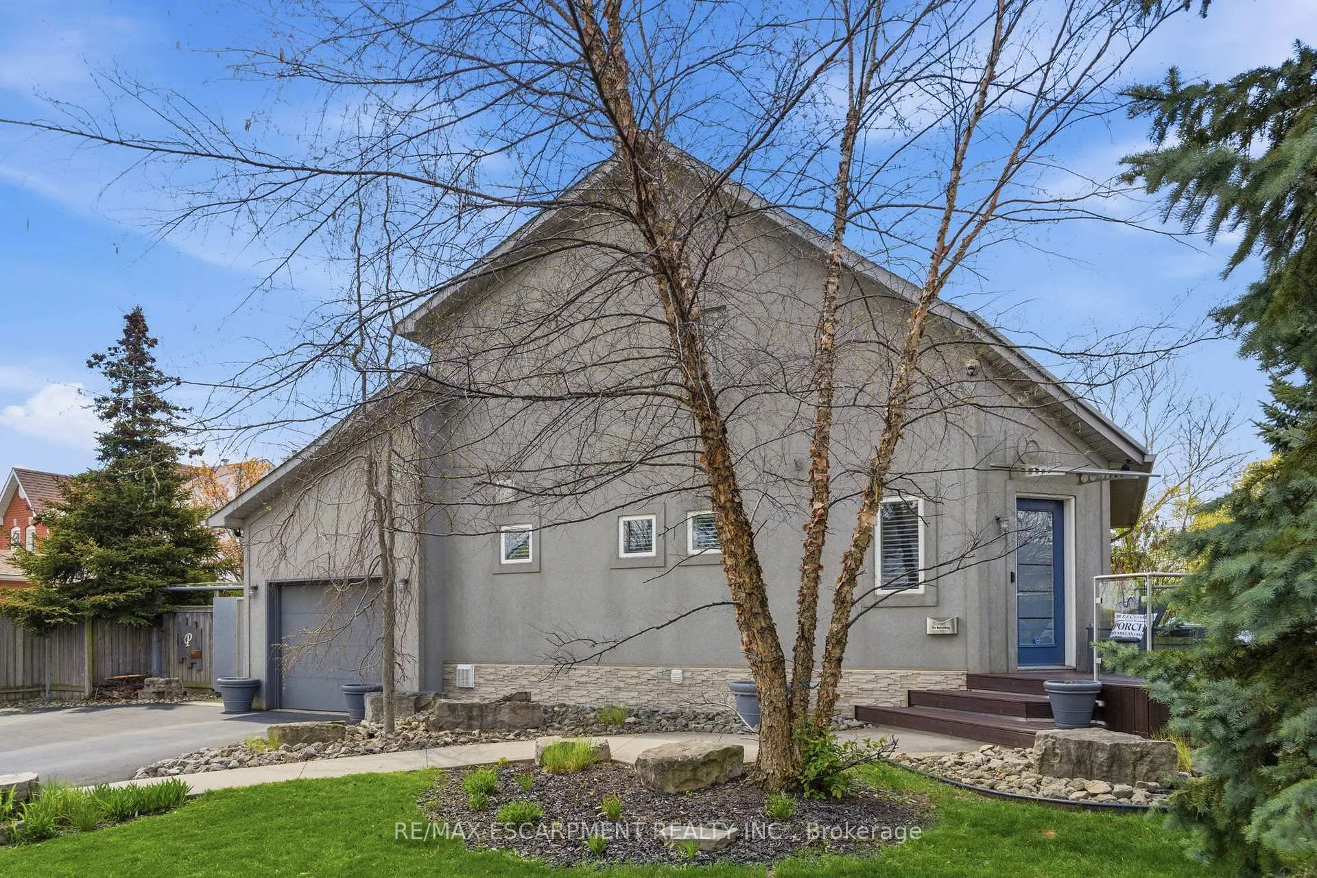 Photo 2 of 10 Rockhaven Lane, Hamilton, Waterdown — HOMEH