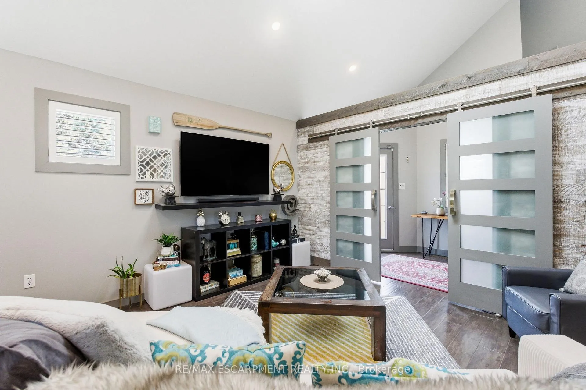 Photo 7 of 10 Rockhaven Lane, Hamilton, Waterdown — HOMEH