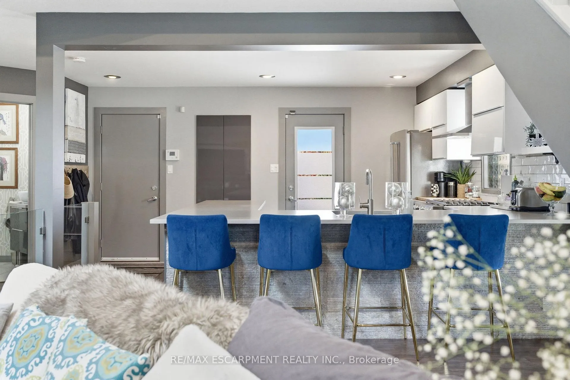 Photo 9 of 10 Rockhaven Lane, Hamilton, Waterdown — HOMEH