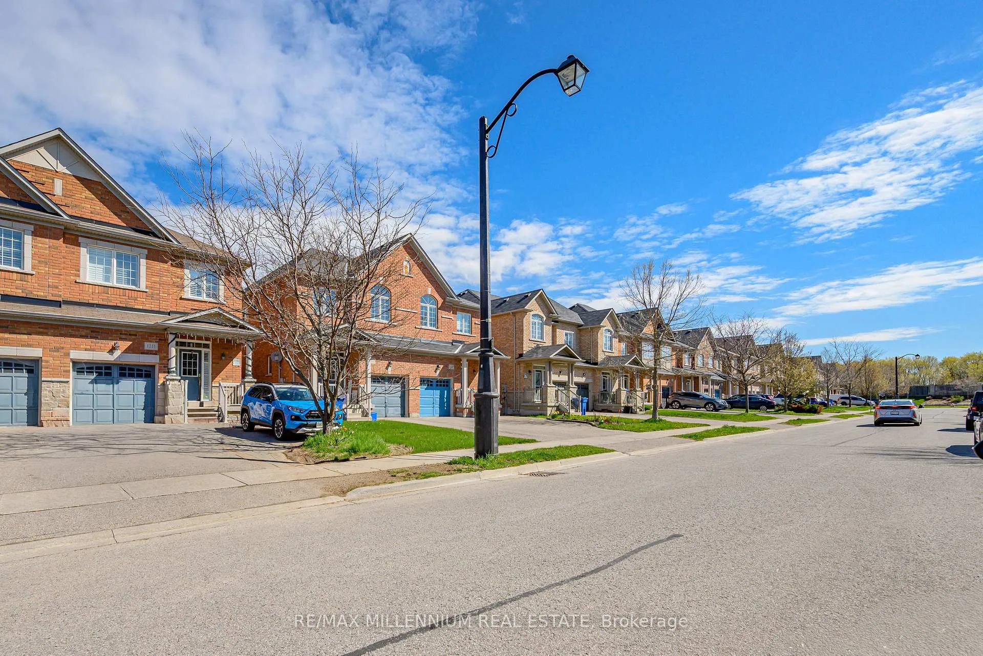 Photo 3 of 1211 Mccron Crescent, Newmarket, Stonehaven-Wyndham — HOMEH