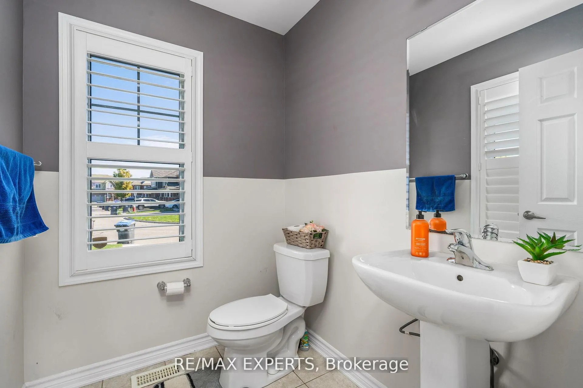 Photo 9 of 56 Donlamont Circle, Brampton, Northwest Brampton — HOMEH