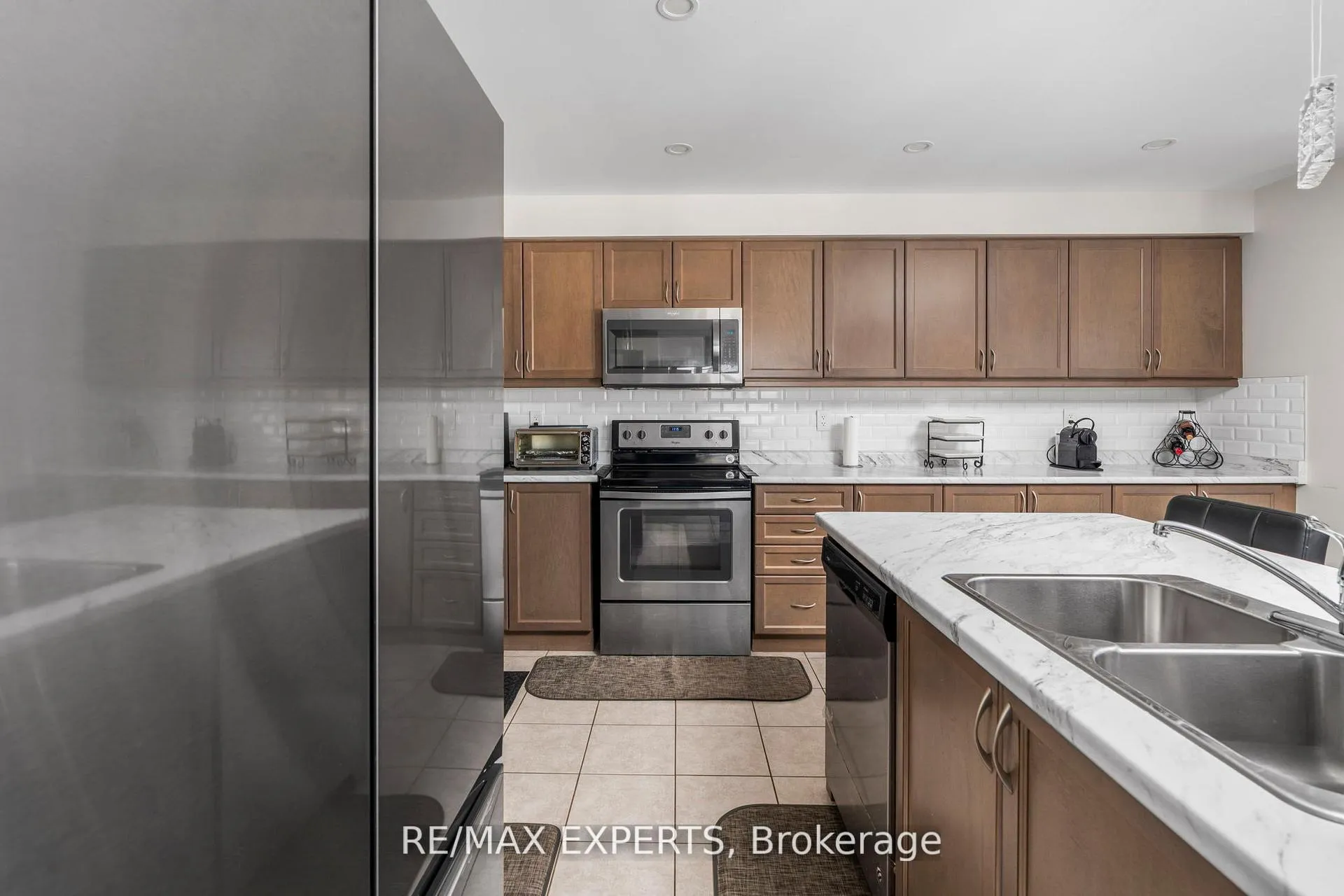 Photo 16 of 56 Donlamont Circle, Brampton, Northwest Brampton — HOMEH