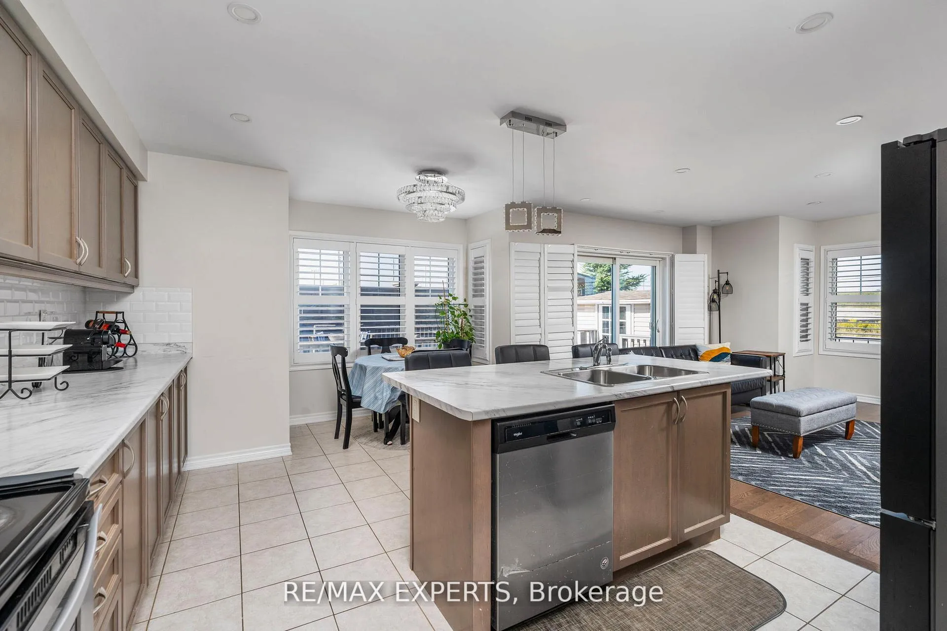 Photo 17 of 56 Donlamont Circle, Brampton, Northwest Brampton — HOMEH