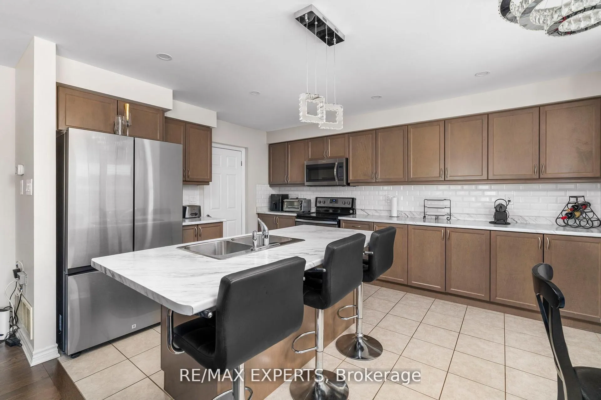 Photo 21 of 56 Donlamont Circle, Brampton, Northwest Brampton — HOMEH