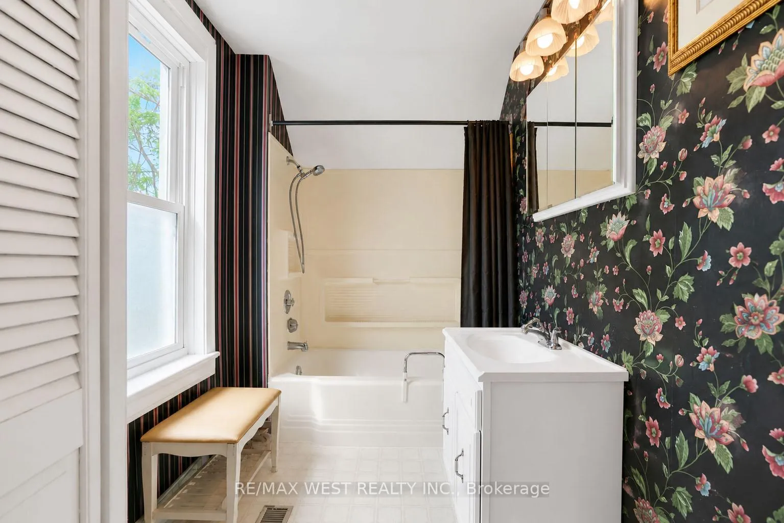Photo 7 of 191 Anne Street S, Barrie, Allandale — HOMEH