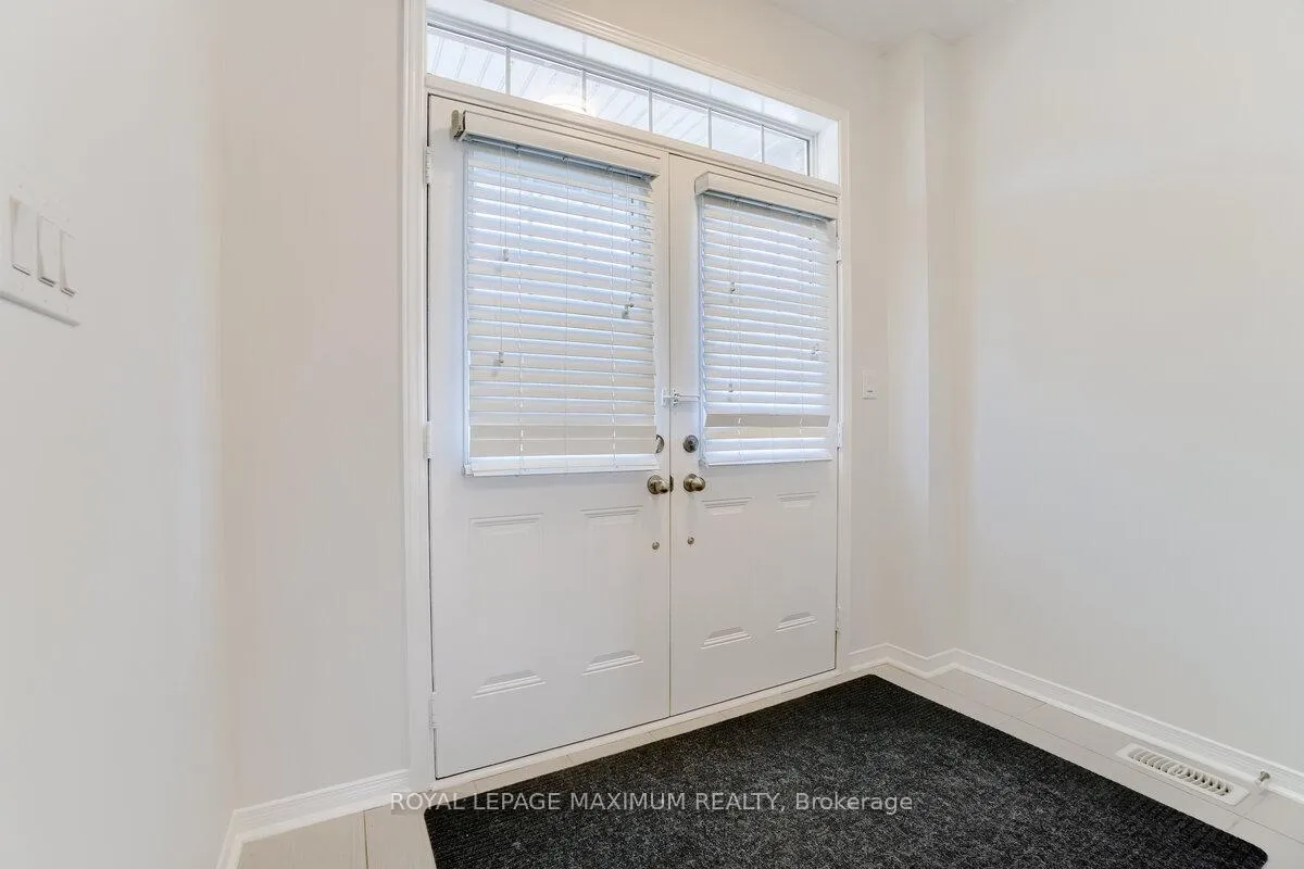Photo 5 of 160 Gentile Circle, Vaughan, Elder Mills — HOMEH