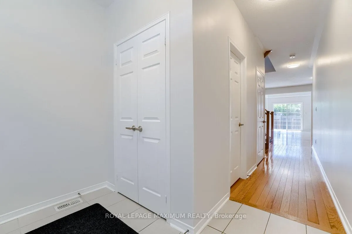Photo 6 of 160 Gentile Circle, Vaughan, Elder Mills — HOMEH