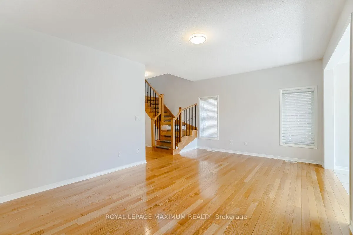 Photo 7 of 160 Gentile Circle, Vaughan, Elder Mills — HOMEH