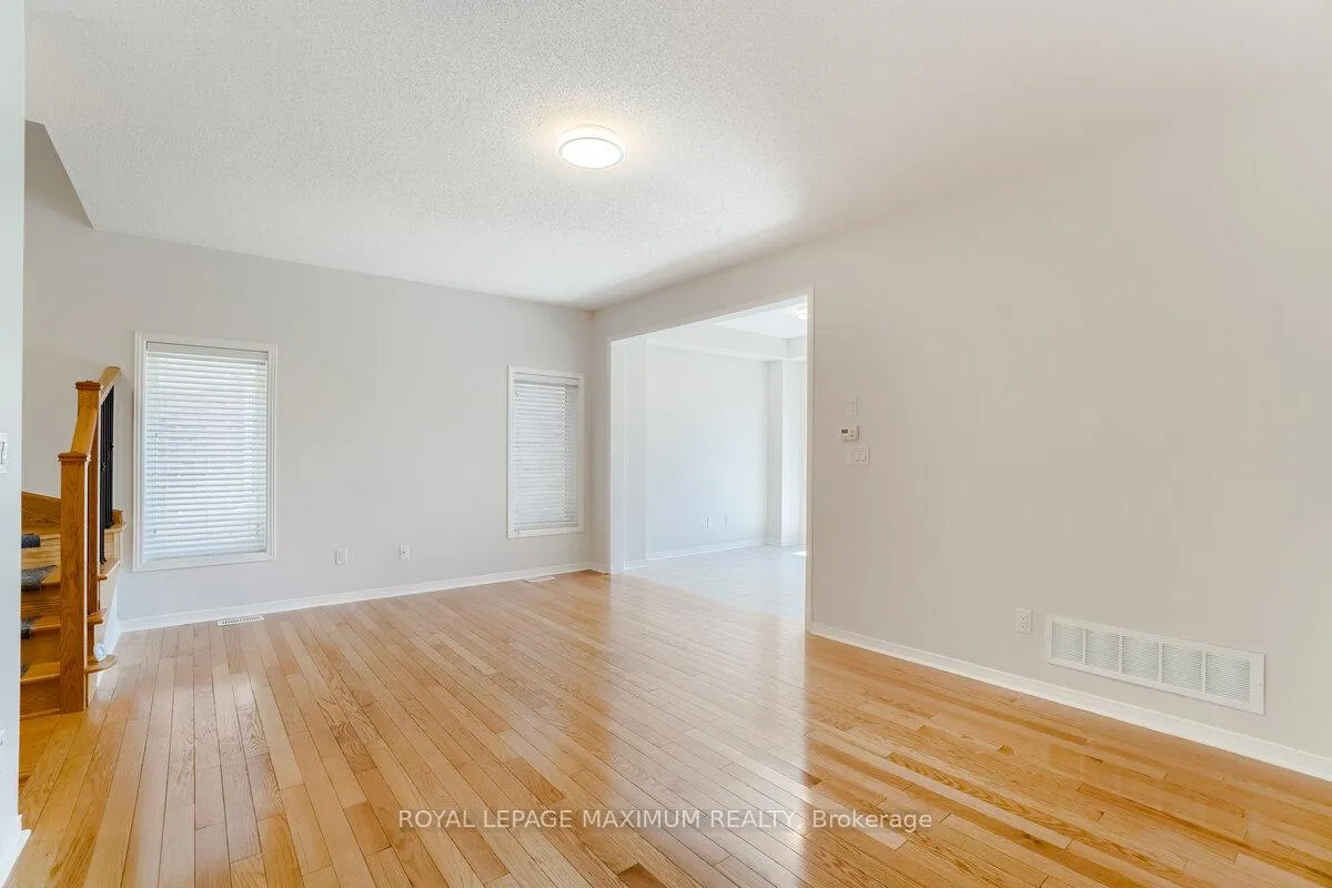 Photo 8 of 160 Gentile Circle, Vaughan, Elder Mills — HOMEH