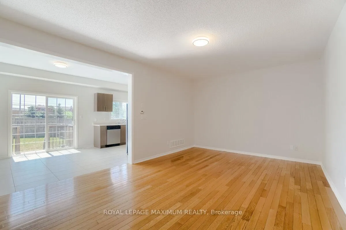 Photo 9 of 160 Gentile Circle, Vaughan, Elder Mills — HOMEH