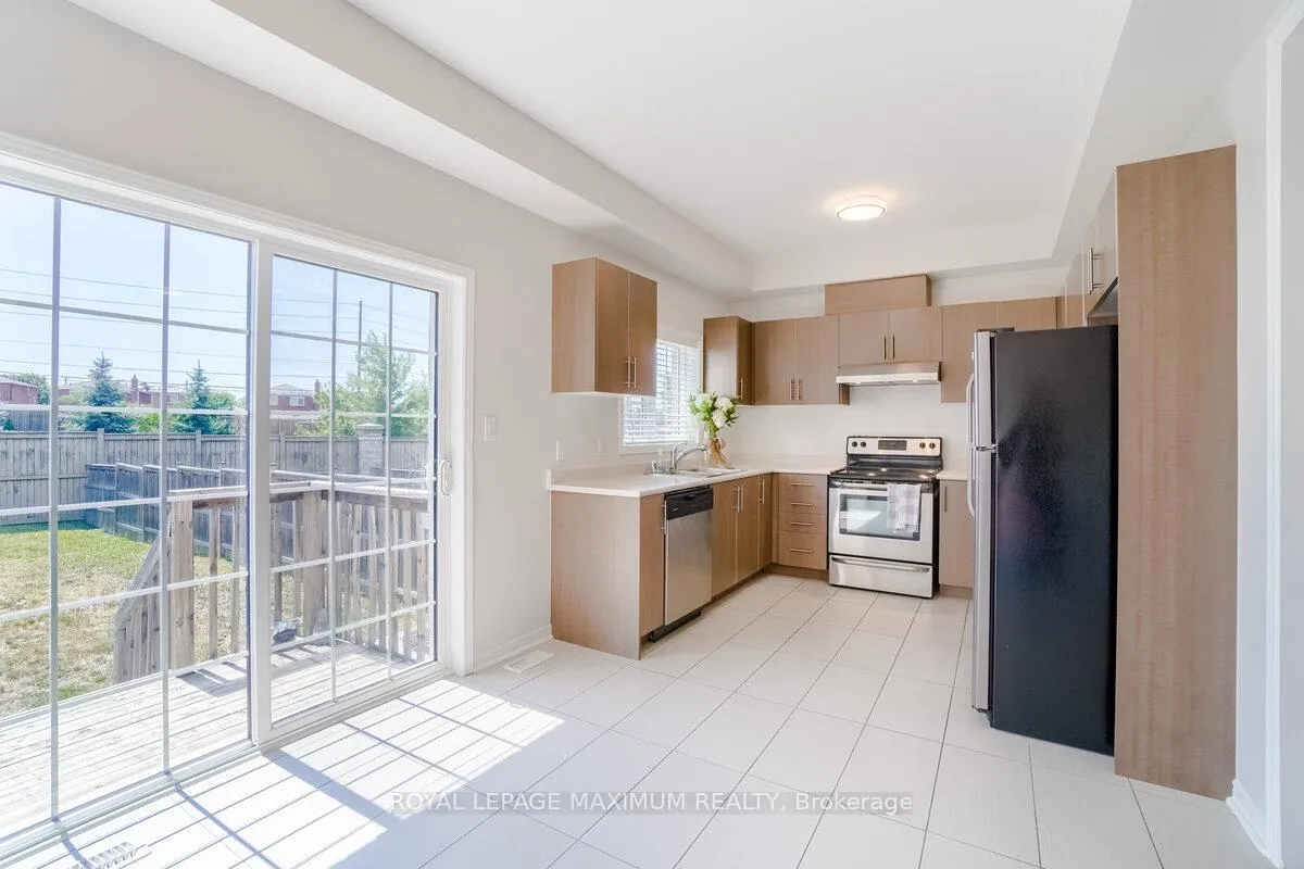 Photo 12 of 160 Gentile Circle, Vaughan, Elder Mills — HOMEH