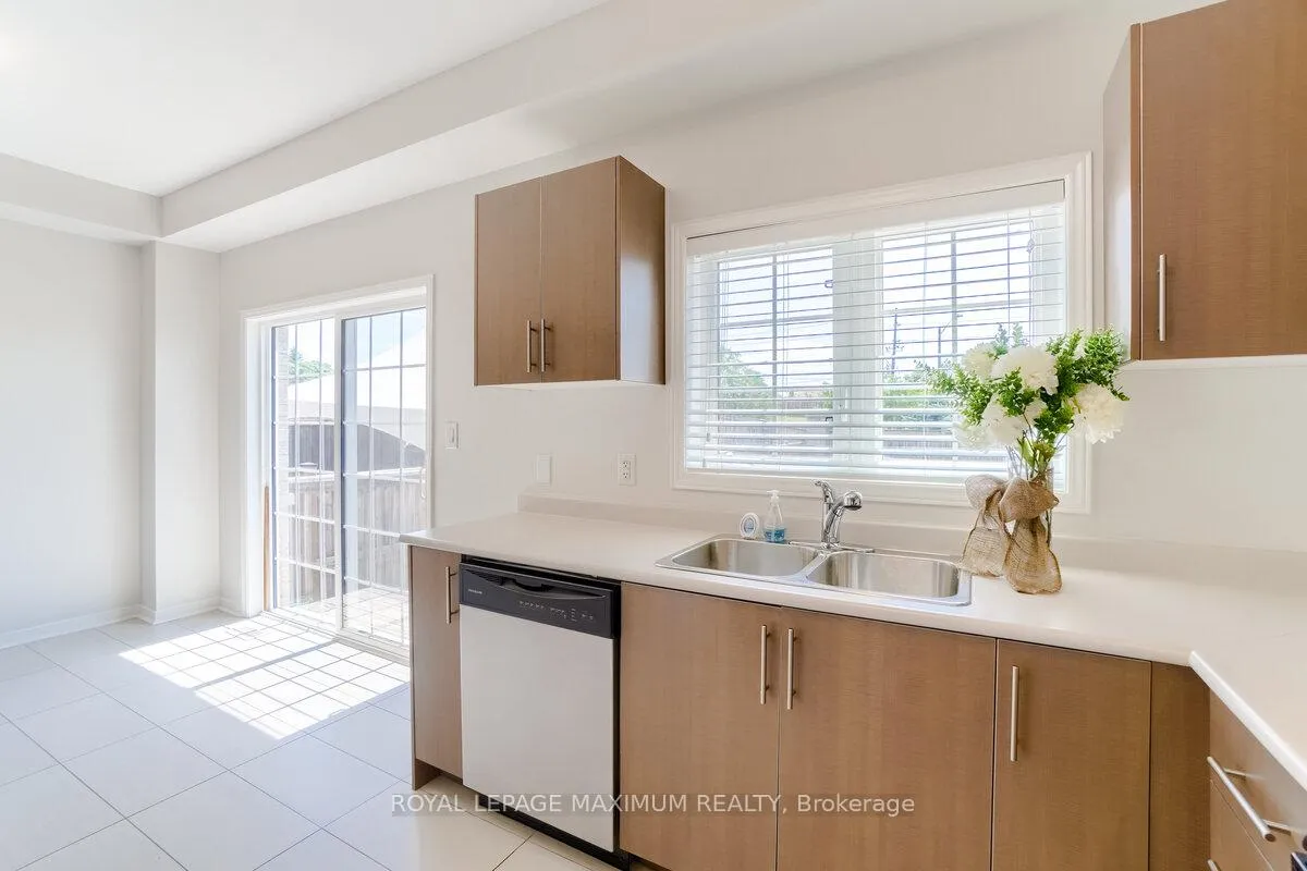 Photo 15 of 160 Gentile Circle, Vaughan, Elder Mills — HOMEH