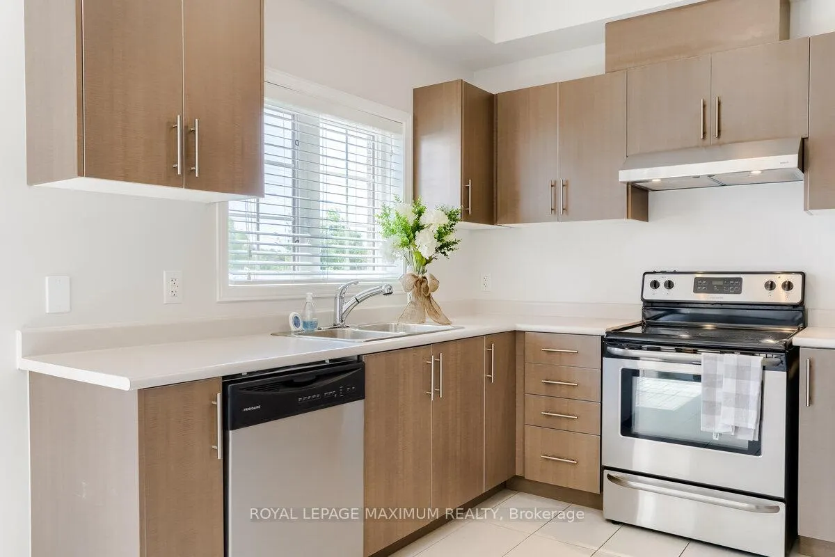 Photo 16 of 160 Gentile Circle, Vaughan, Elder Mills — HOMEH