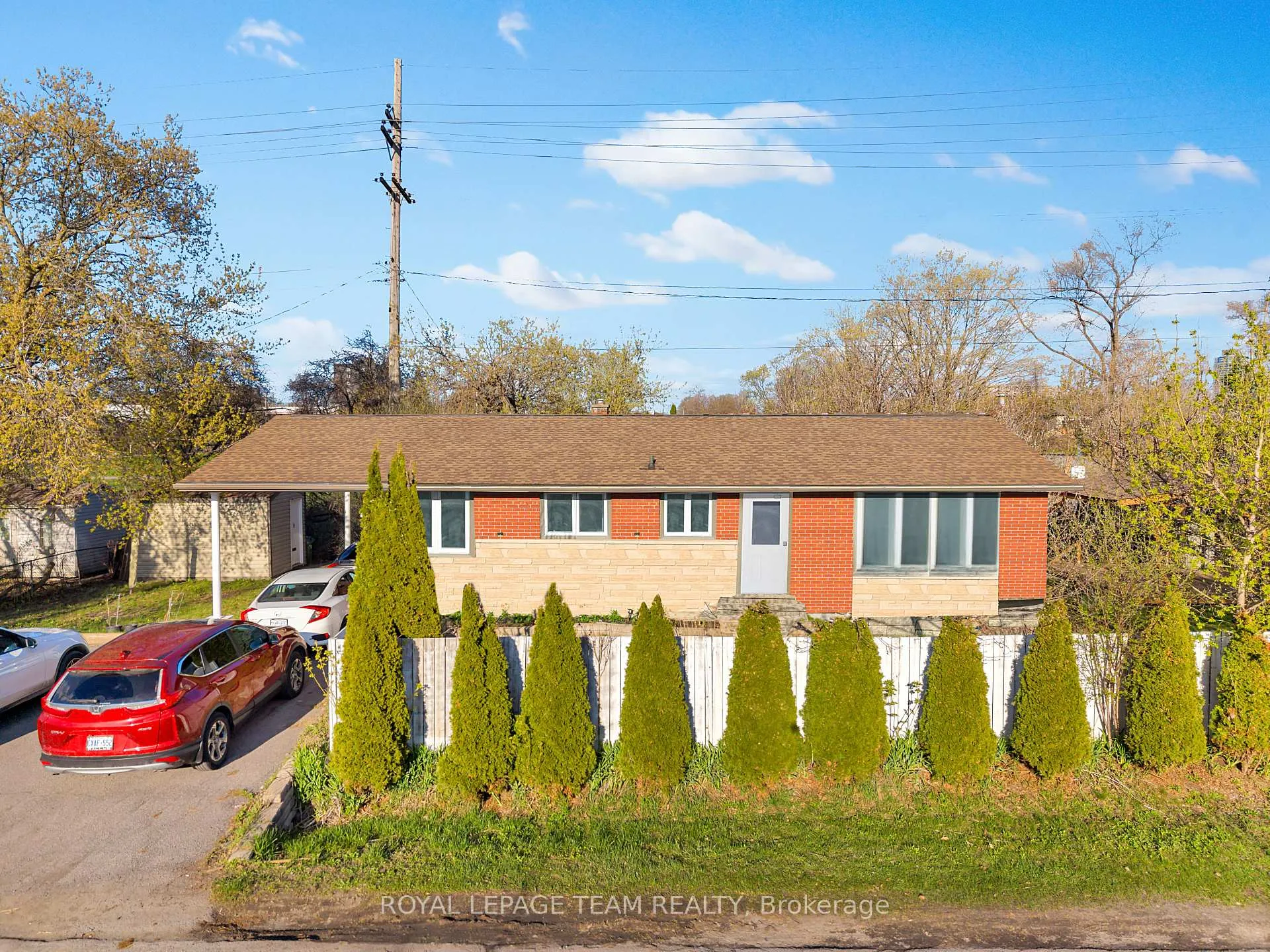 Front of 925 Moorvale Street