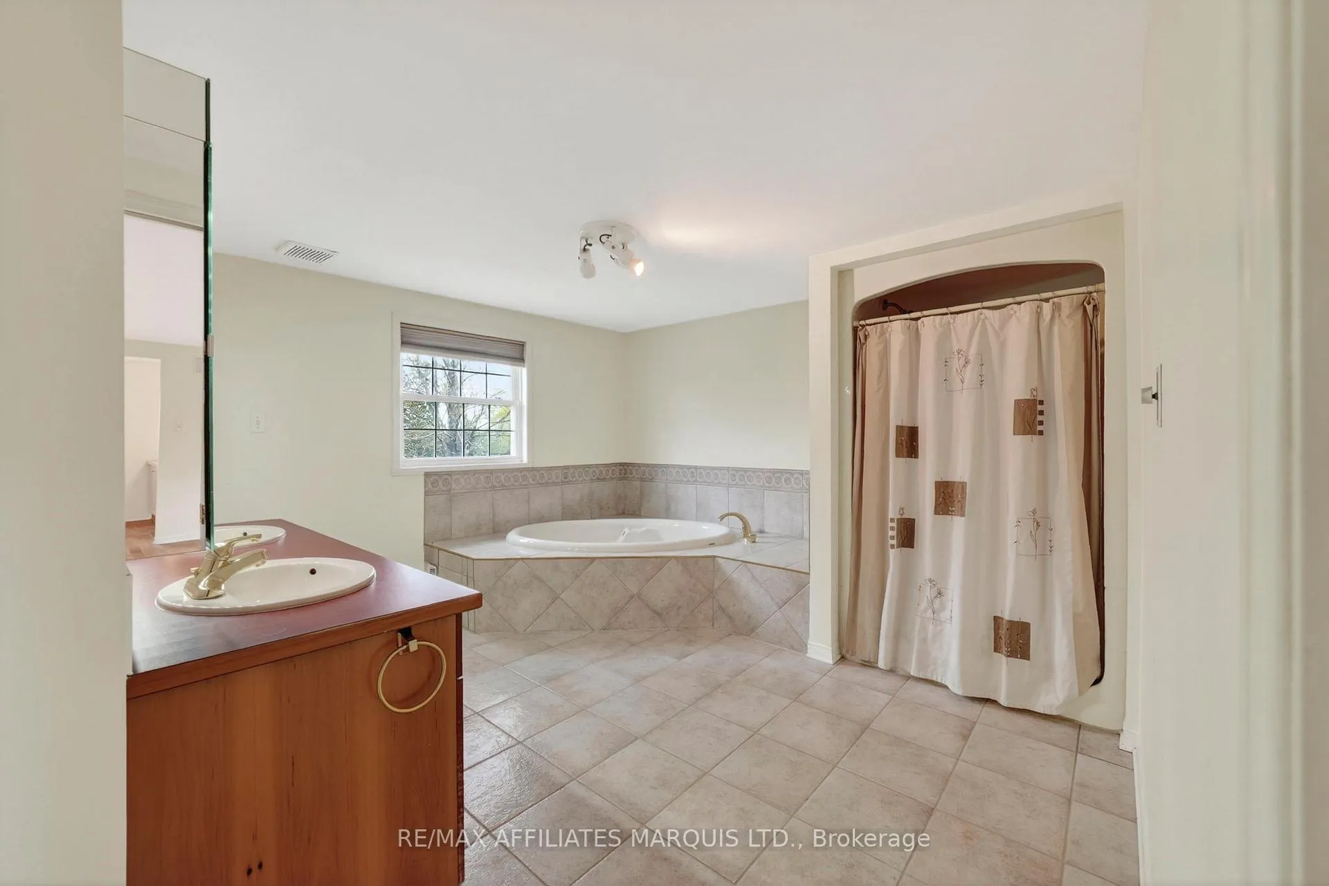 Photo 27 of 315 Eleventh Street E, Cornwall — HOMEH