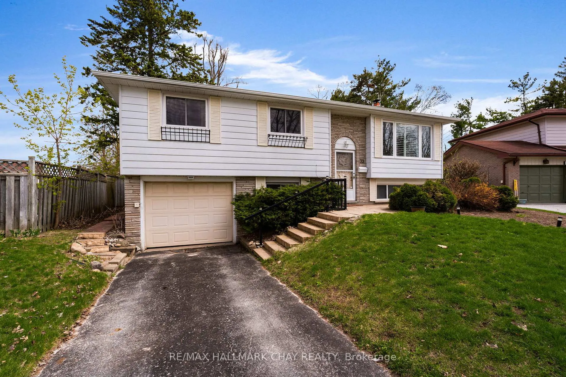 Photo 1 of 33 Davies Crescent, Barrie, Grove East — HOMEH